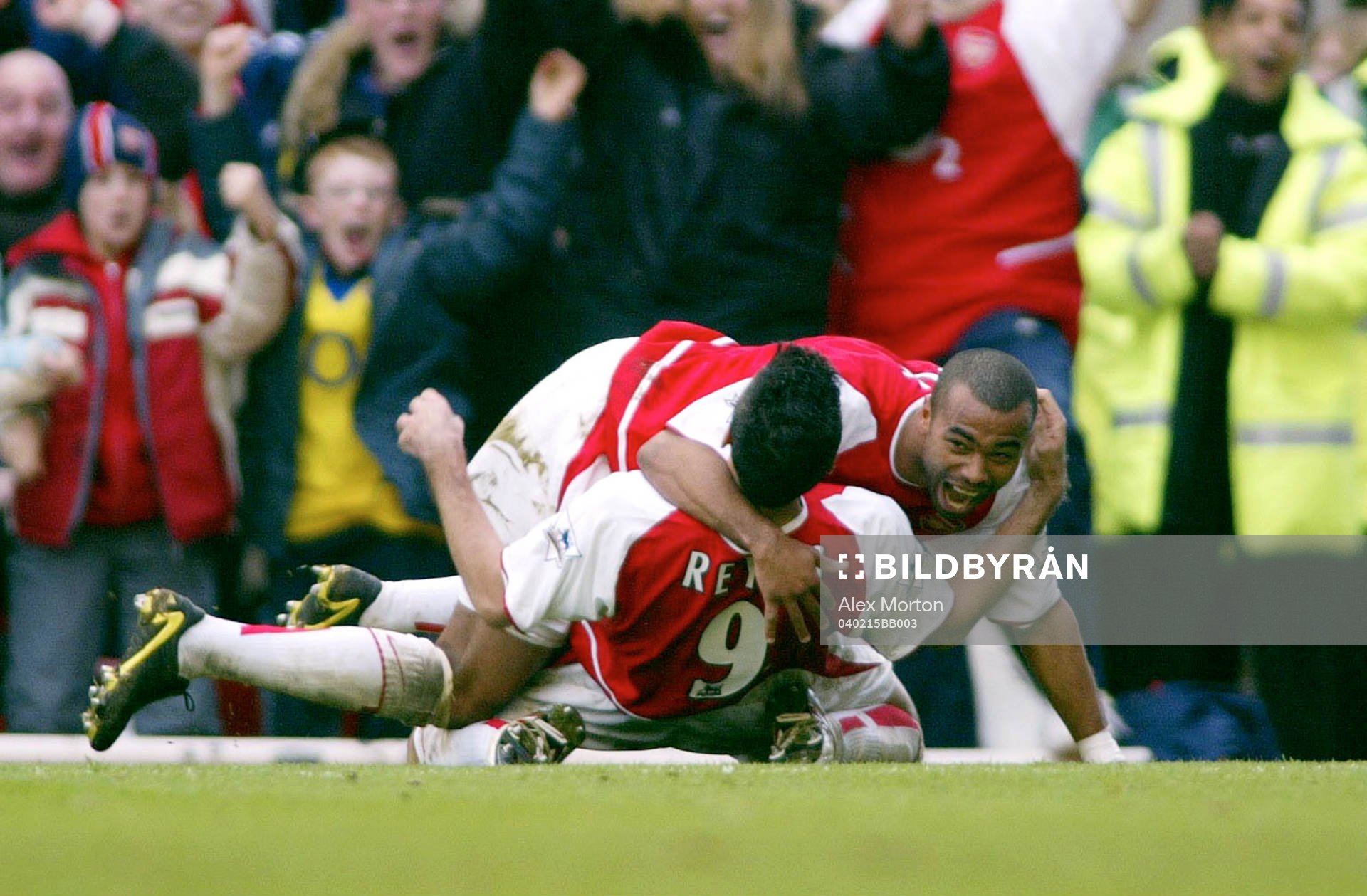  Ashley Cole och Jose Antonio Reyes, Arsenal jublar efter att Reyes har avgjort matchen. Jubel, glädje.