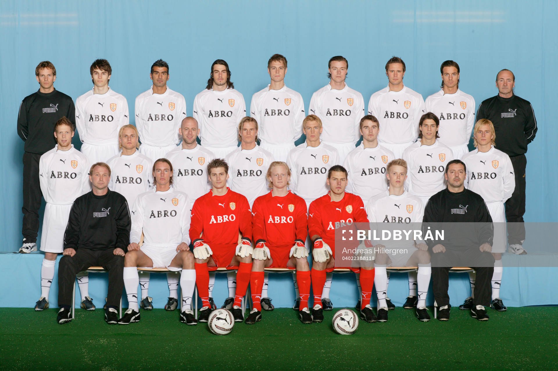  Bakre raden från vänster: Johan Karlöf (naprapat), Peter Motas, Ozgur Yasar, Andreas Eriksson, Daniel Arnefjord, Niklas Sandberg, Peter Holm, Filip Bergman, Ulf Kejler.