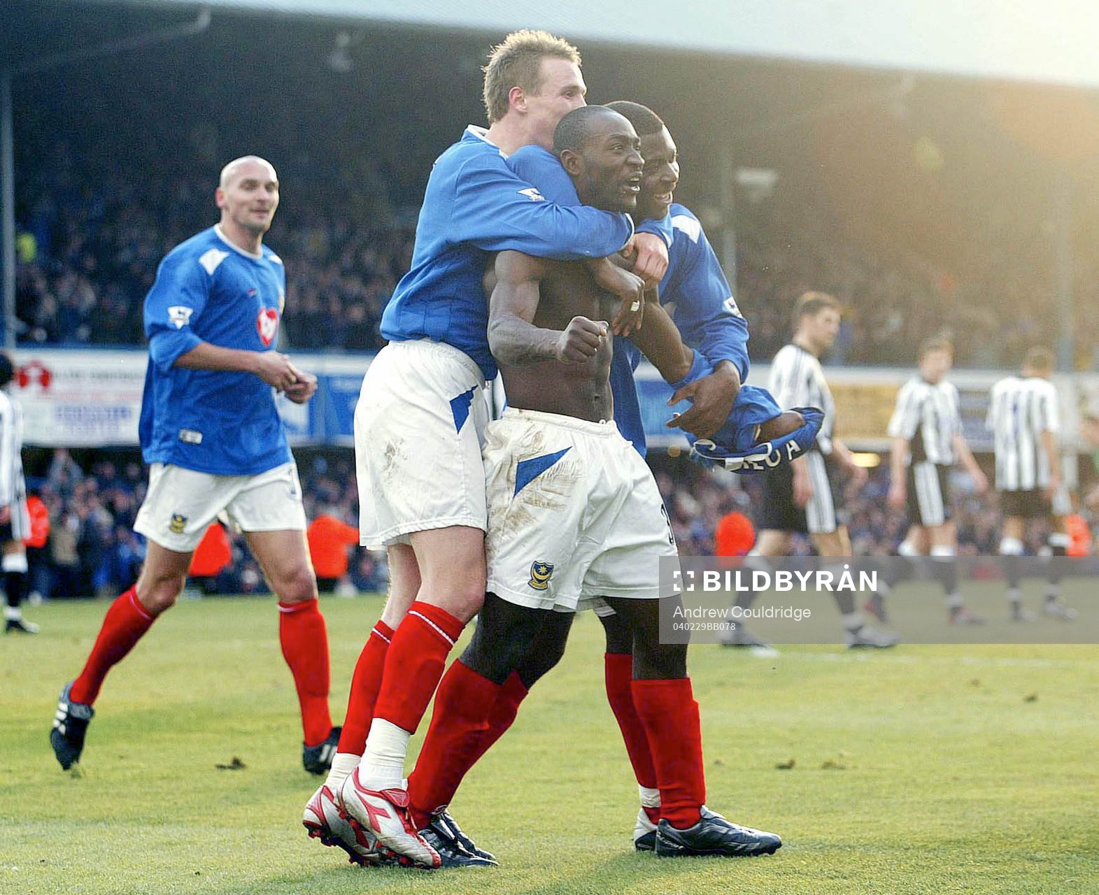  Lomana LuaLua, Portsmouth jubel efter att ha gjort mål.
