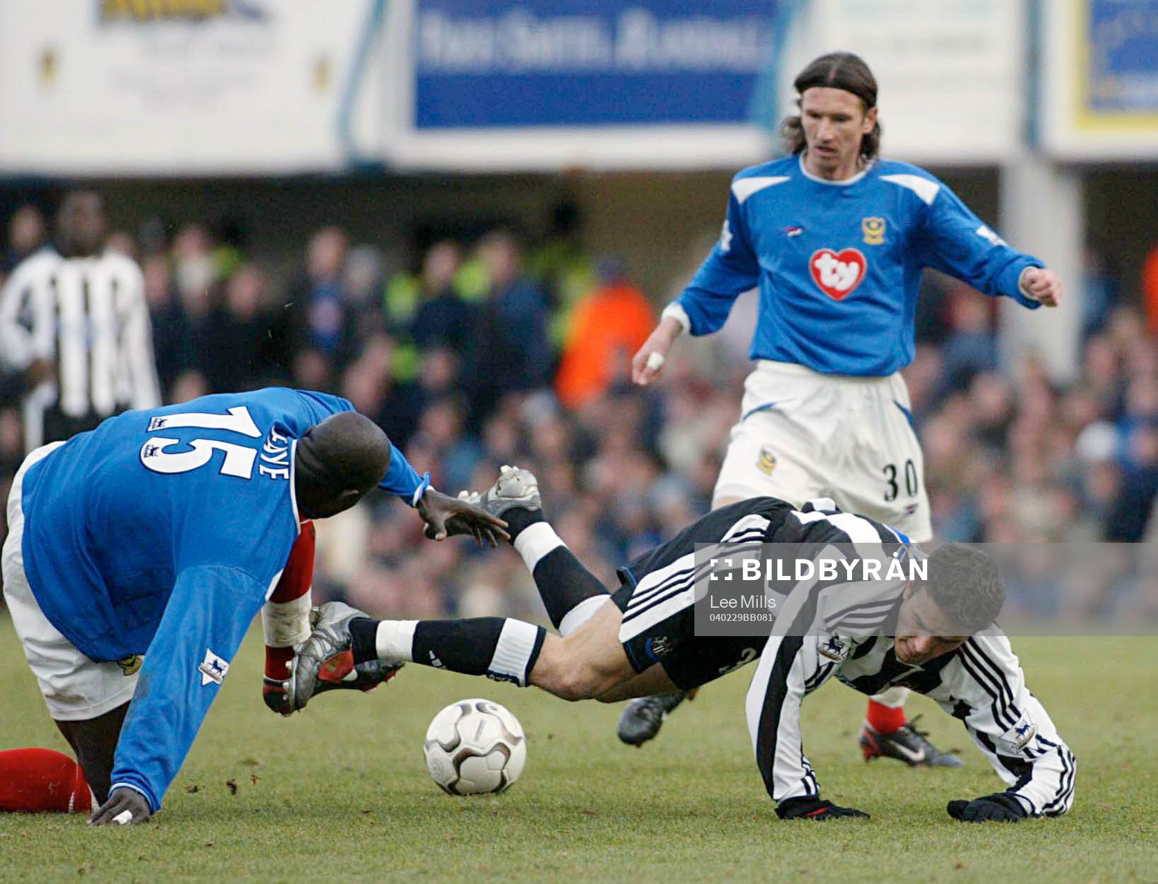  Andy Faye, Portsmouth mot Gary Speed, Newcastle.