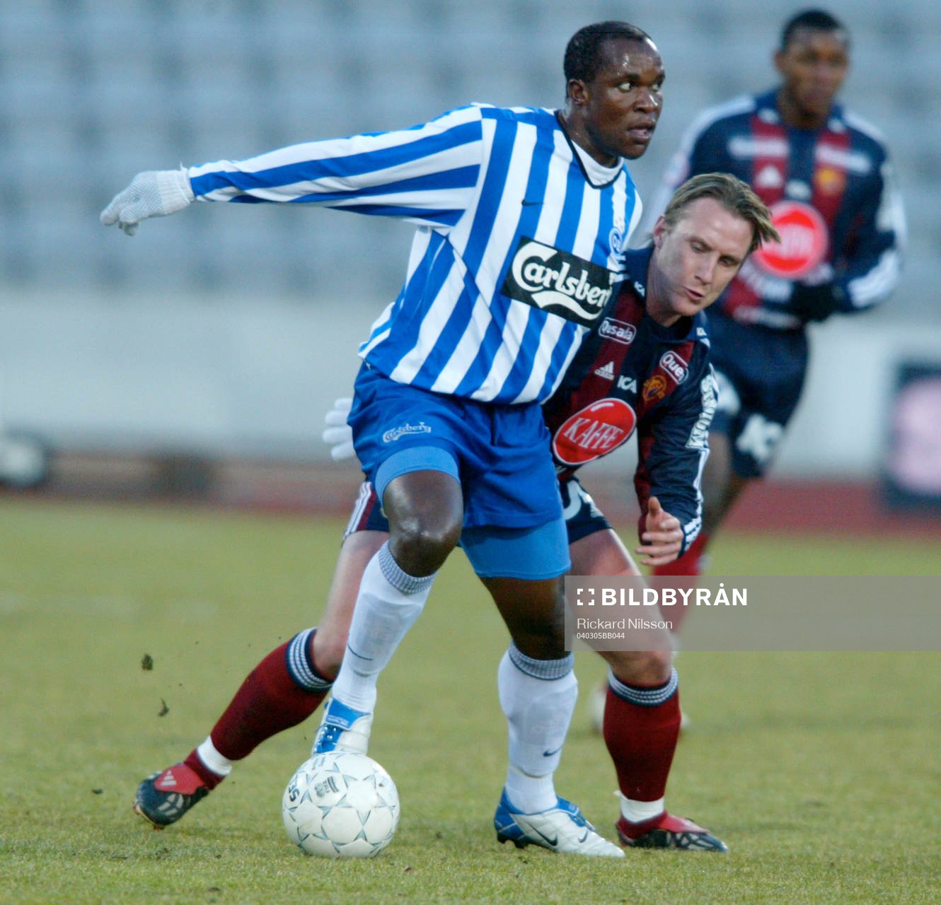 Andreas Johansson, Djurgården, attackerar en Odense-spelare