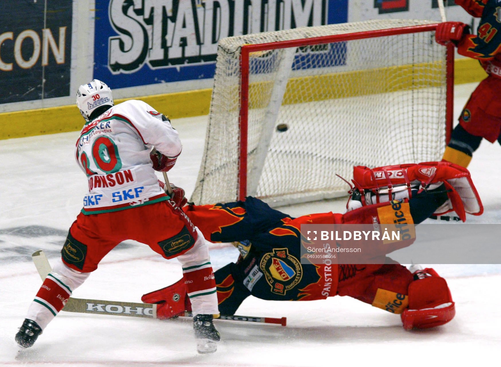 Jonas Johnsson, Frölunda sätter en puck bakom Petter