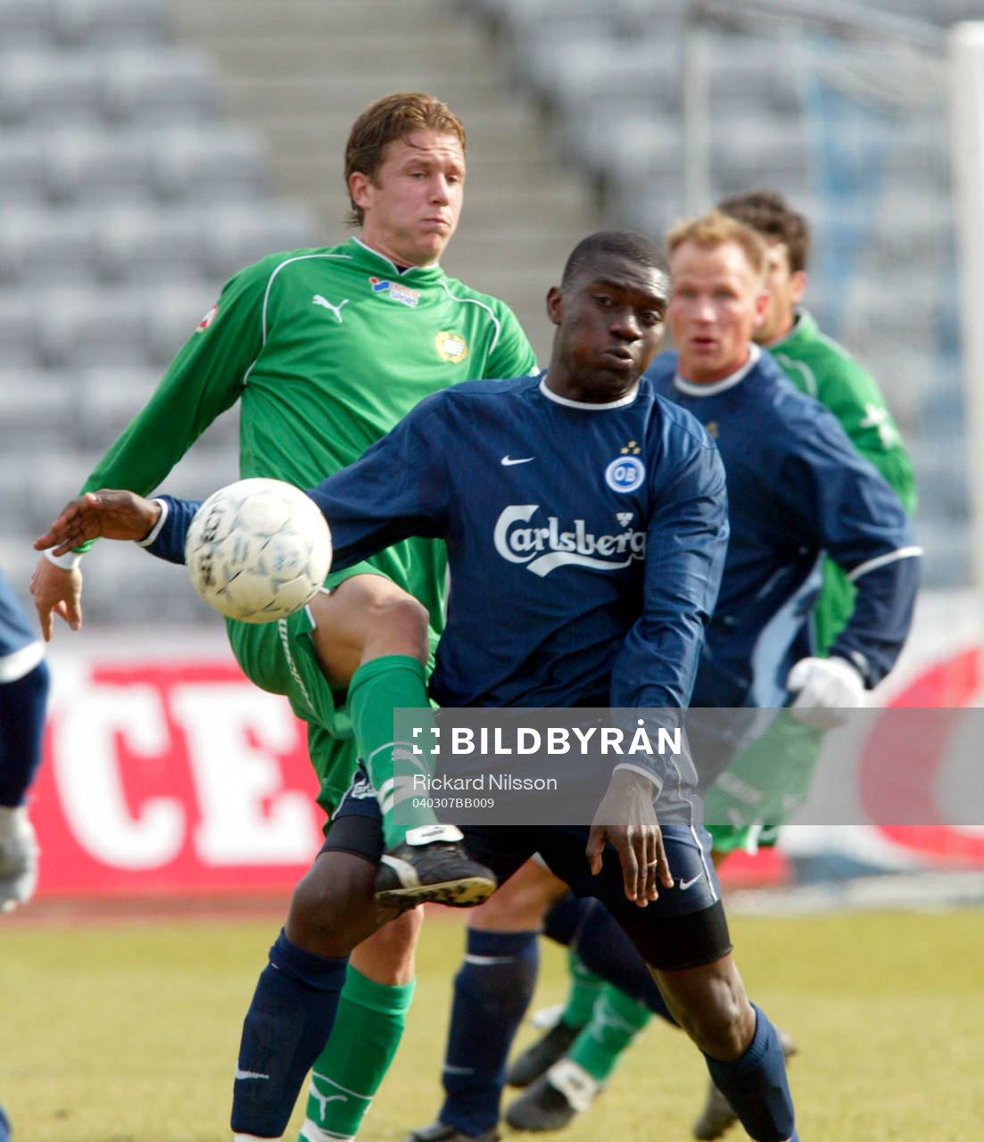 En närkamp mellan Mikkel Jensen, Hammarby och Mwape Miti,