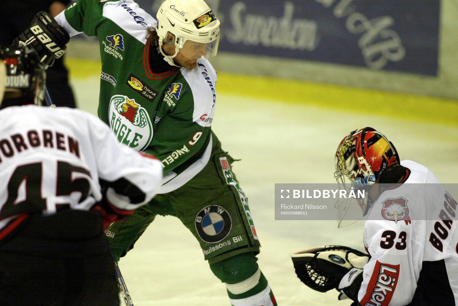 Mikael Gath, Rögle, är framme och oroar Robert Borgqvist,