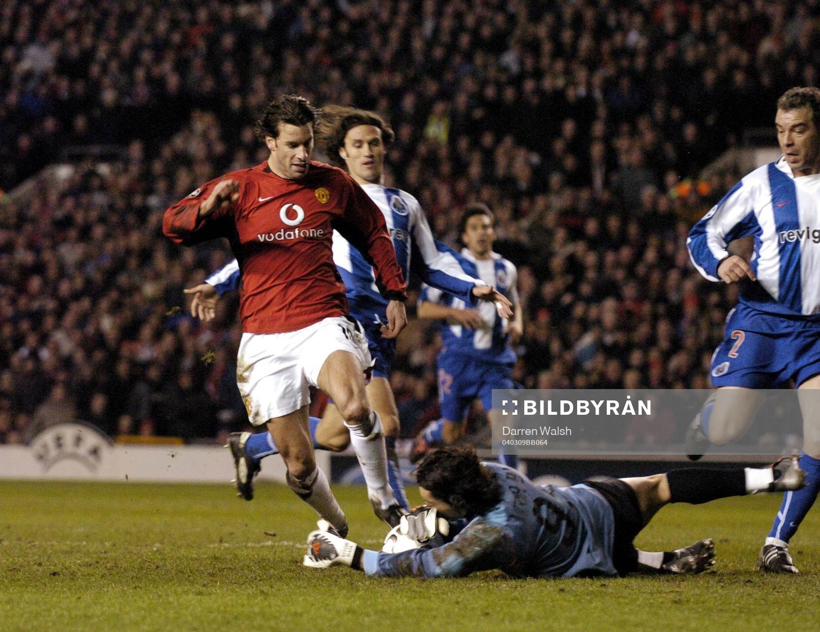  Manchester United v Porto: Ruud Van Nistelrooy, Manchester och Vitor Baia, Porto