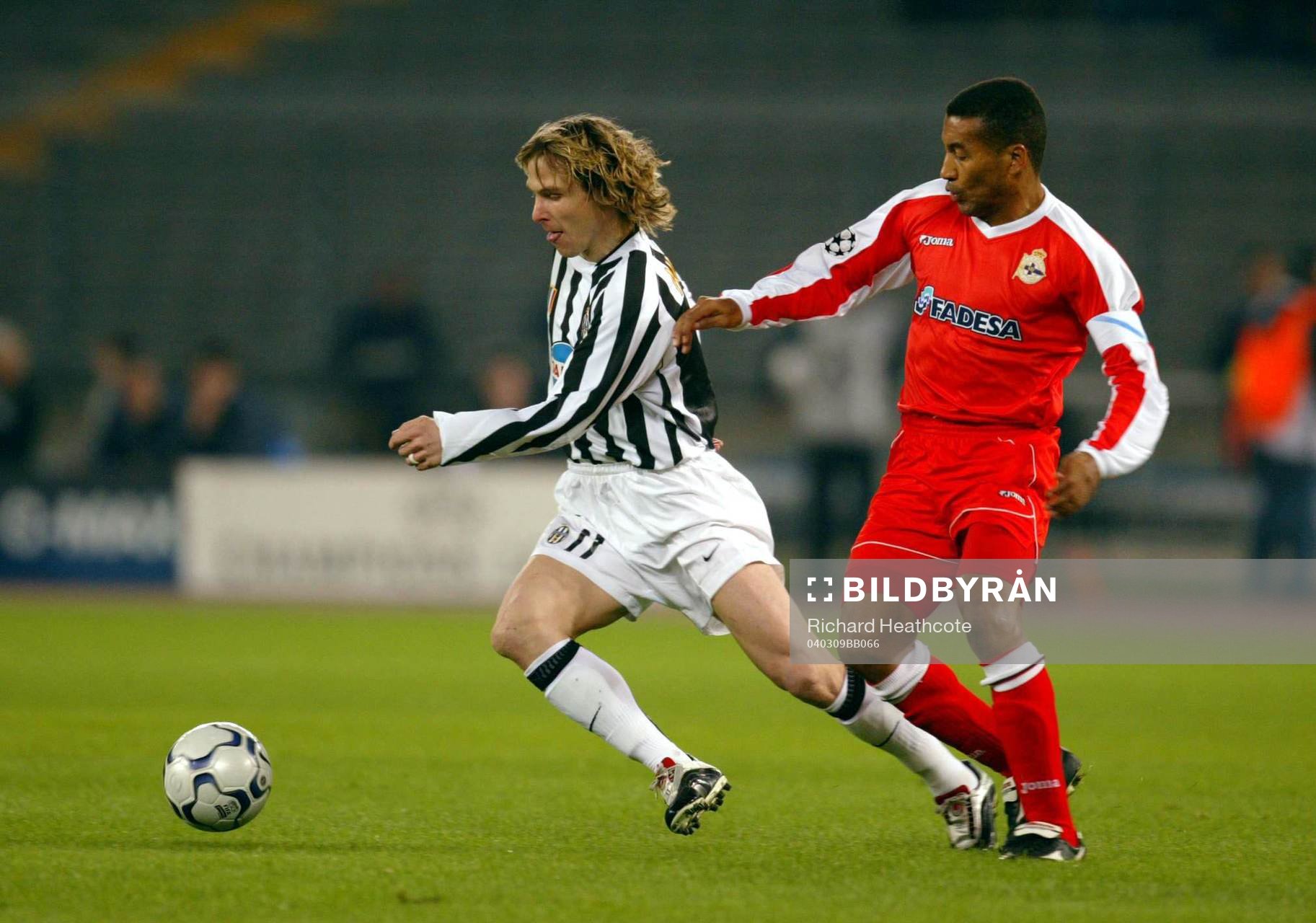  Juventus v Deportivo La Coruna: Pavel Nedved, Juventus och Mauro Silva, Deportivo