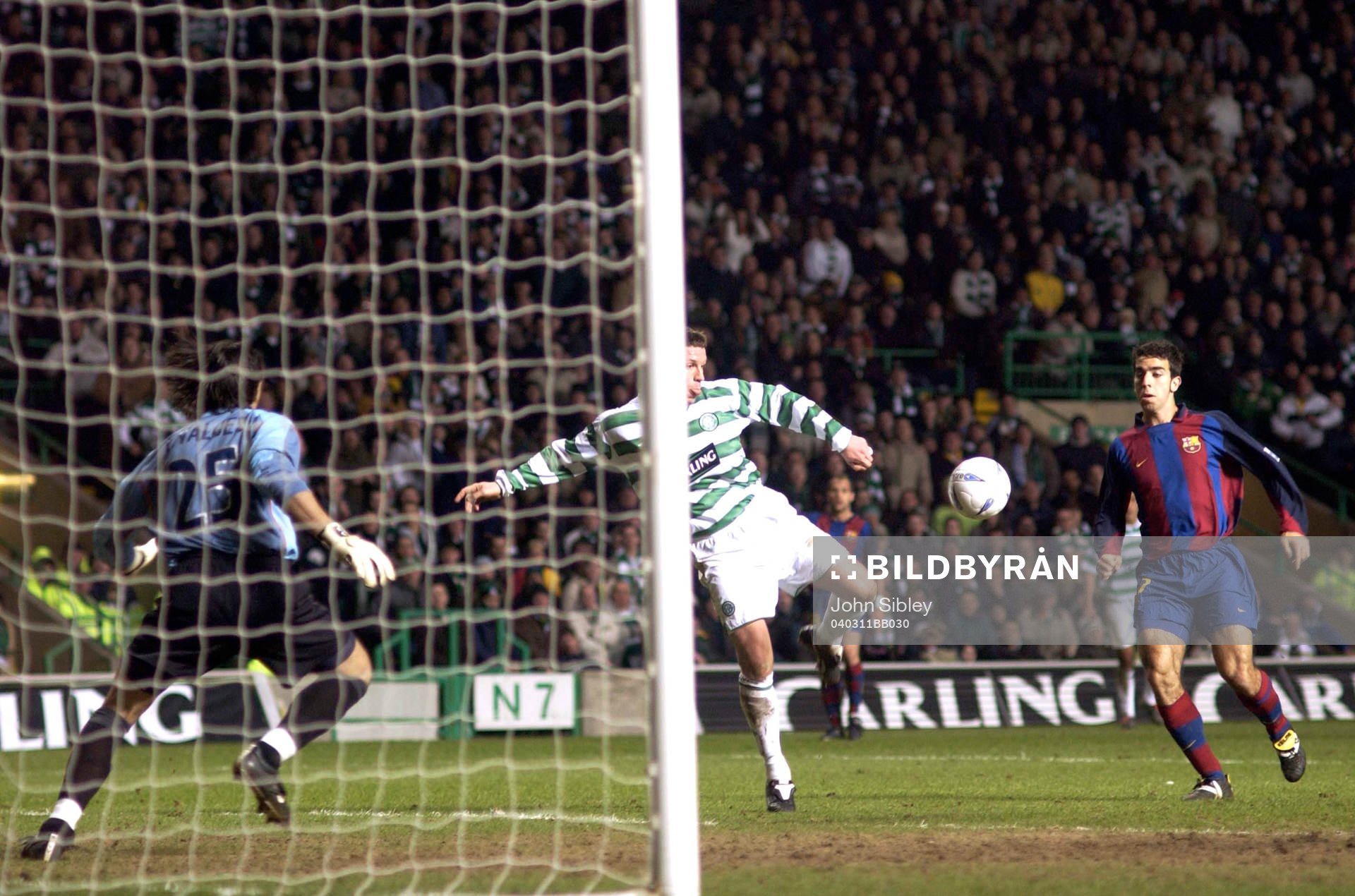  Alan Thompson, Celtic, gör mål.
