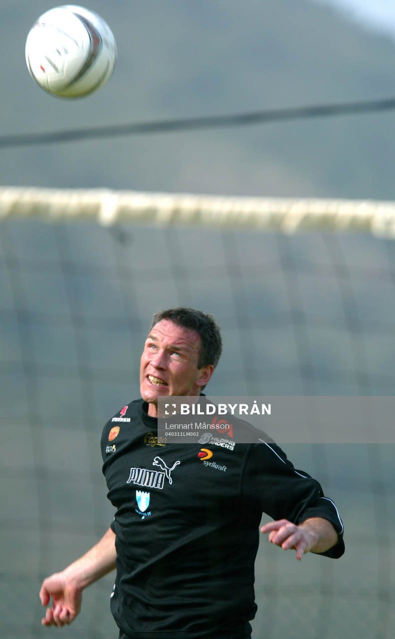 Fotboll, Malmö FF : Patrik Andersson går till väders, i fotbollstennis.