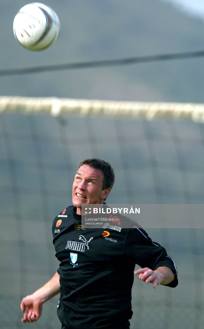  Patrik Andersson går till väders, i fotbollstennis.