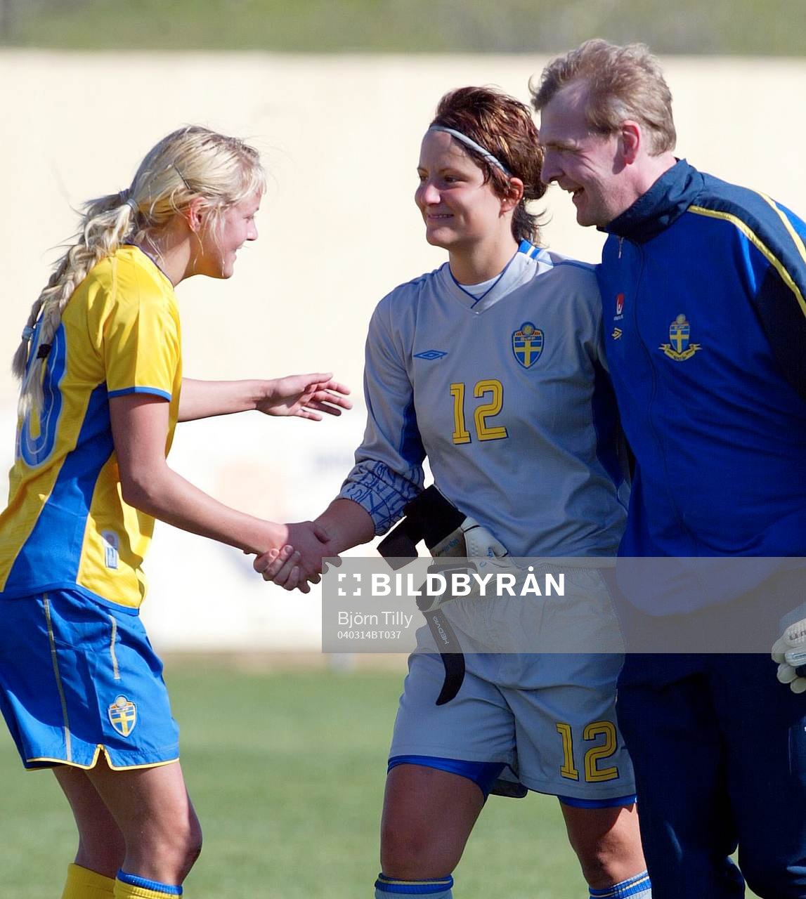 Sofia Lundgren, målvakt, Sverige gratuleras
