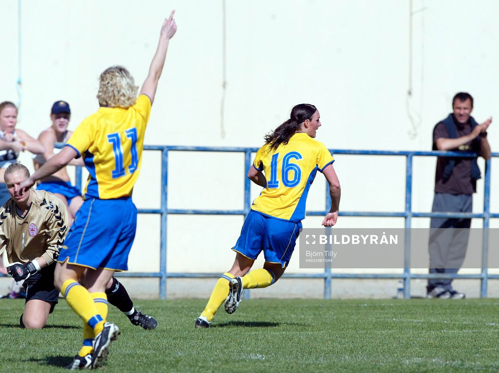 Salina Olsson har just gjort 1-0 till Sverige