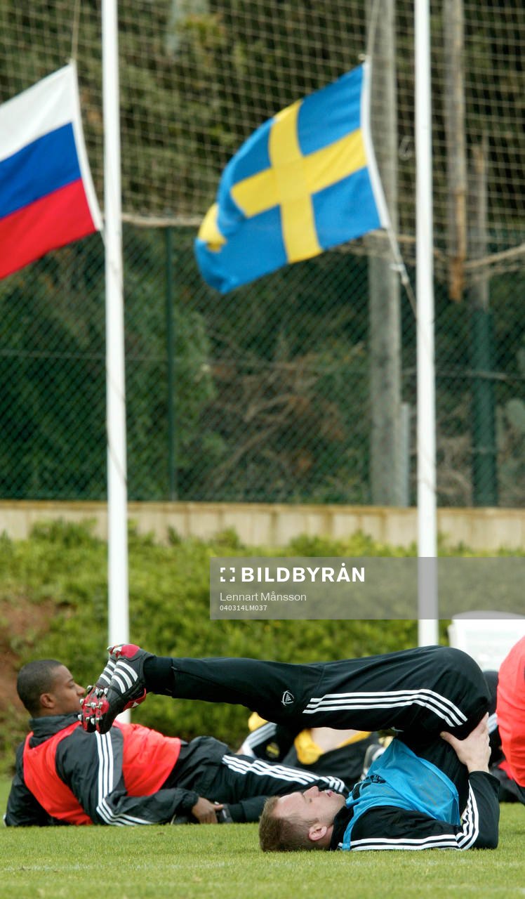  Benjamin Kibebe och Håkan Svensson värmer upp (Streching) med den svenska flaggan på halv stång i bakgrunden