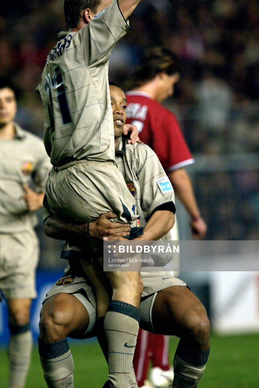 Ronaldinho hissar Marc Overmars som tack för