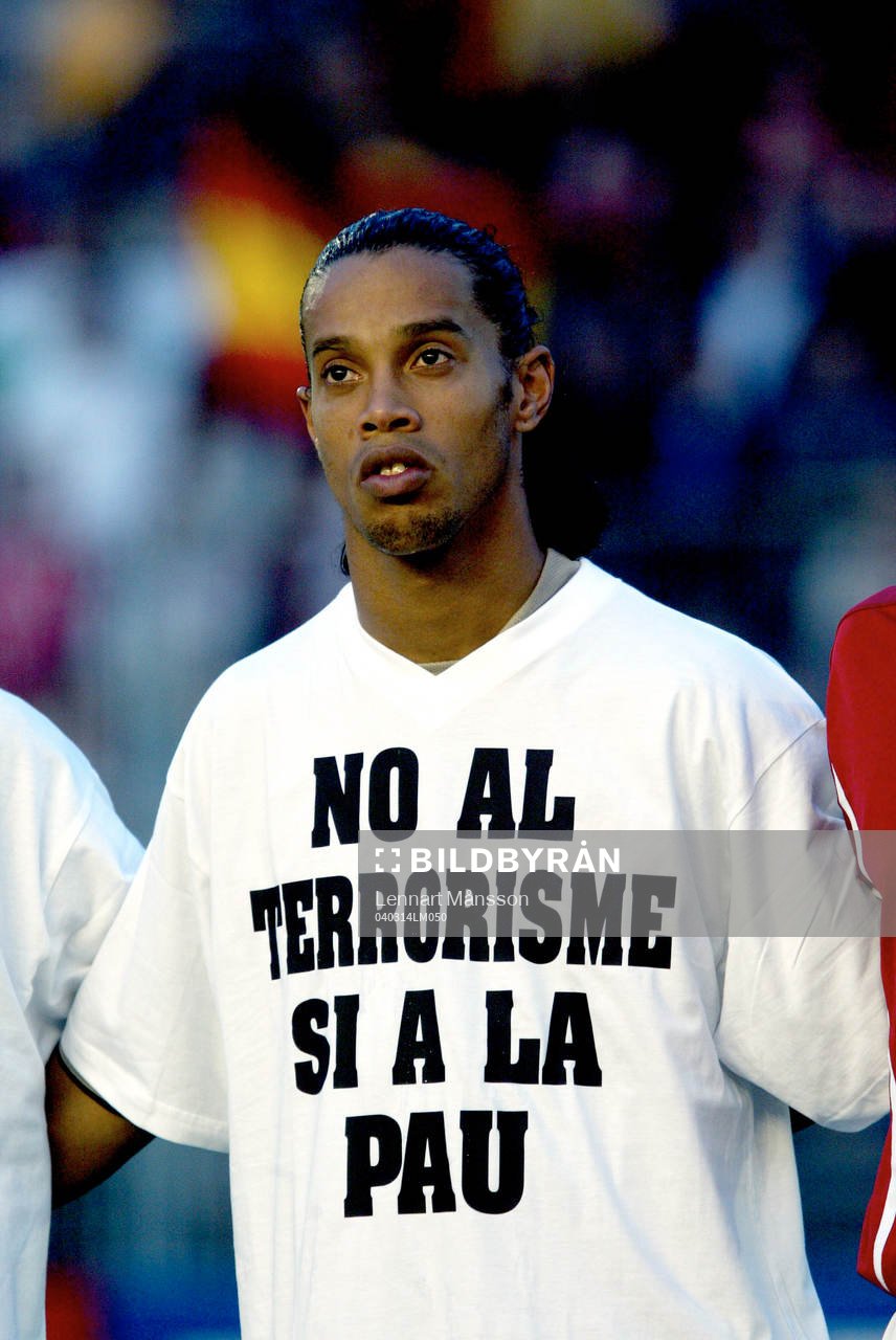 "Nej till terrorism, Ja till fred". Ronaldinho och de andra