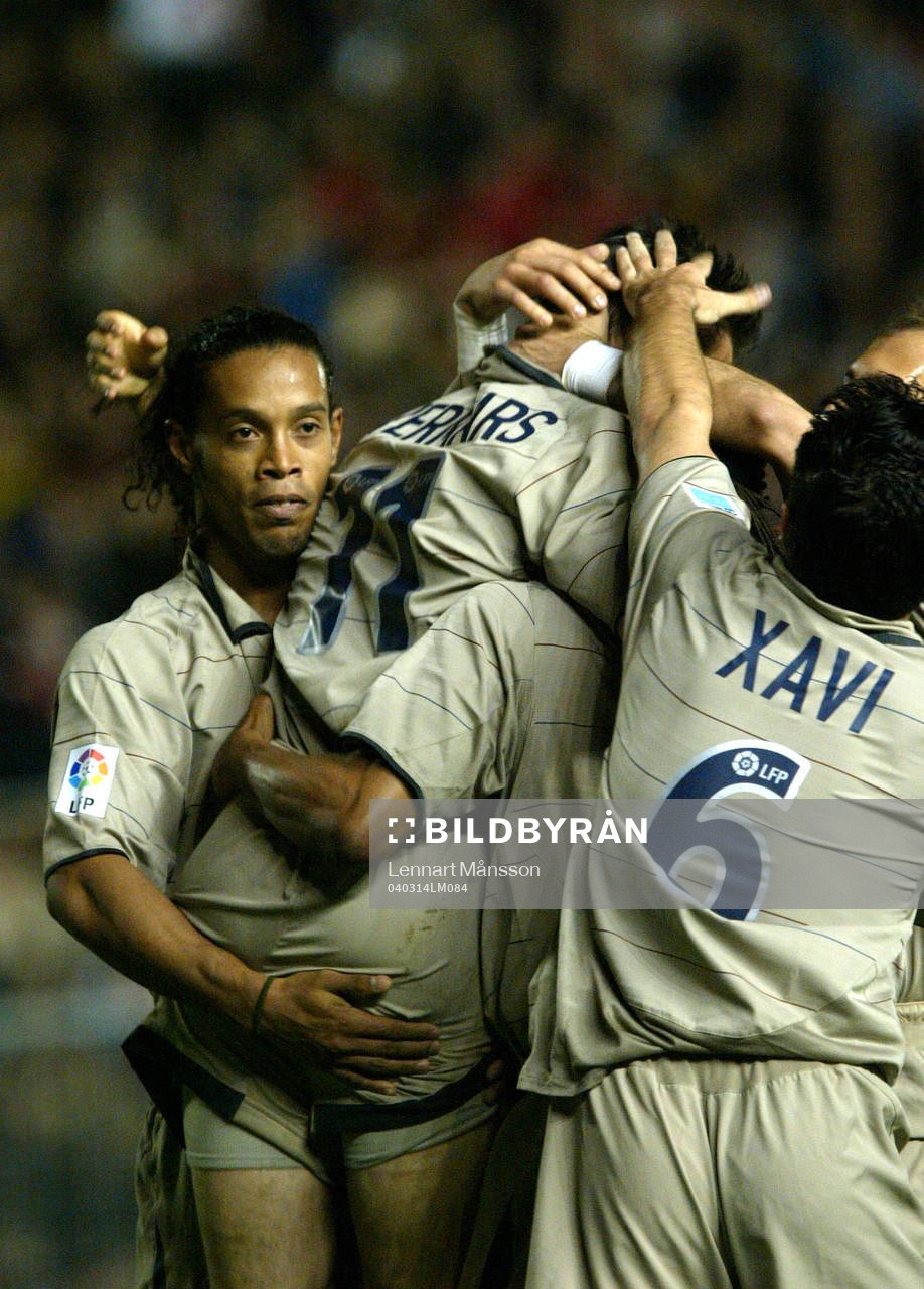 Ronaldinho grattar och lyfter Overmars. Jubel