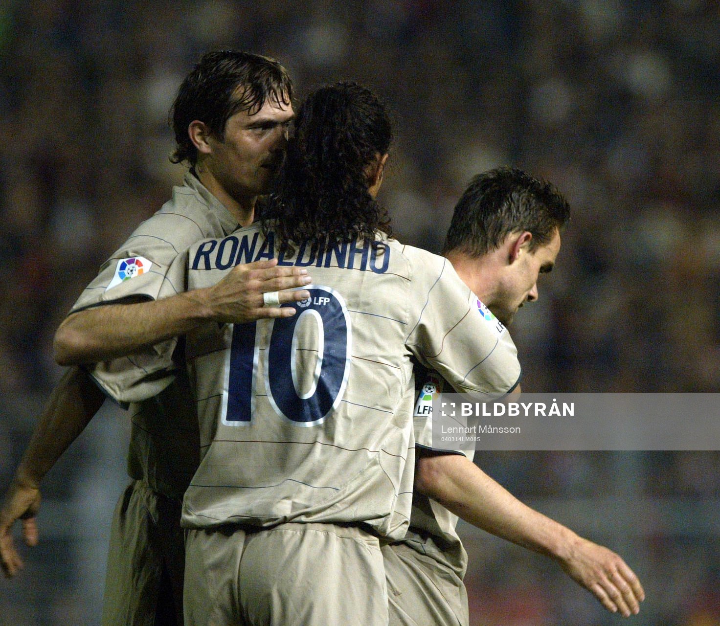 Ronaldinho gratulerar Overmars. Jubel