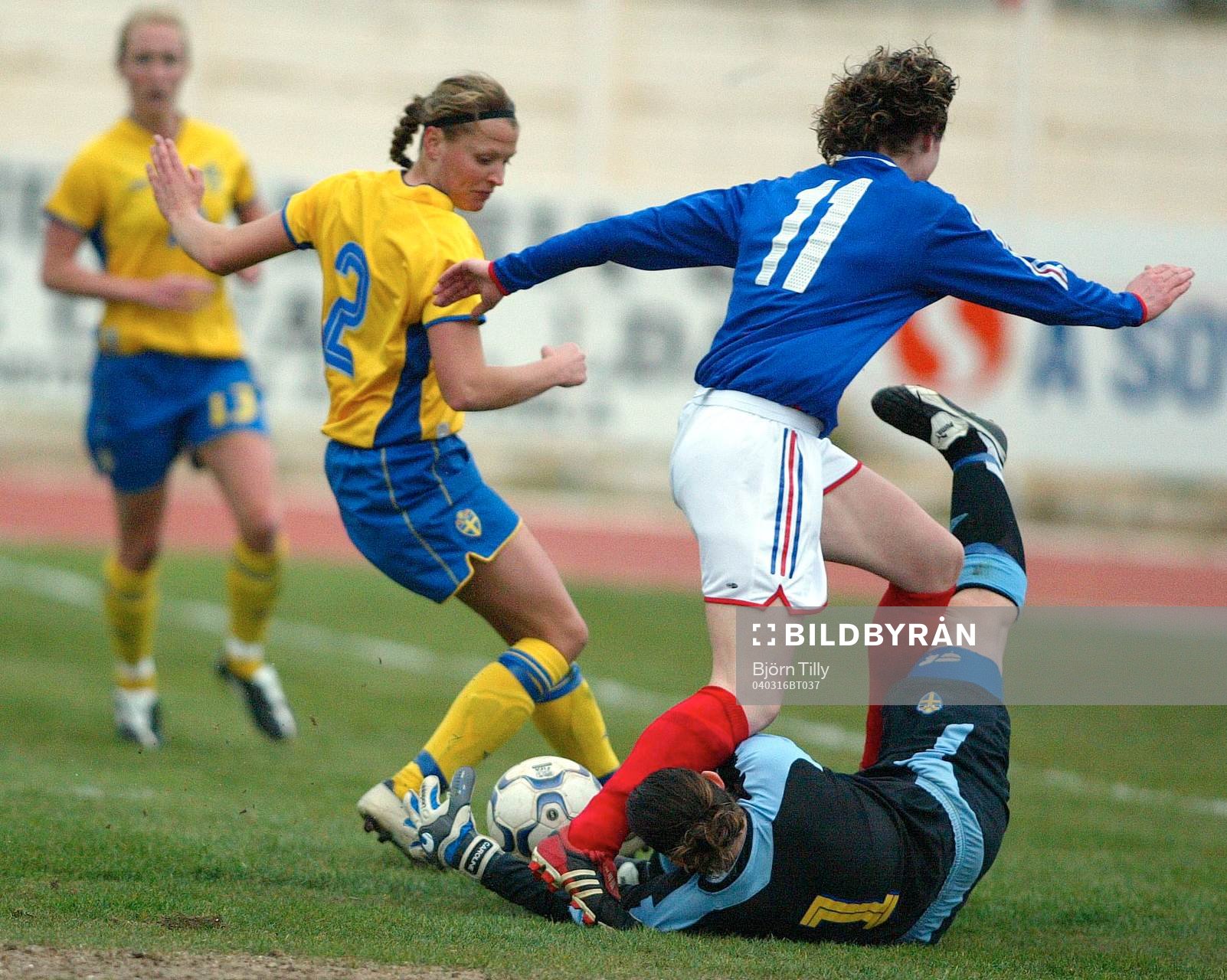 Caroline Jönsson, målvakt, Sverige överkkörd av