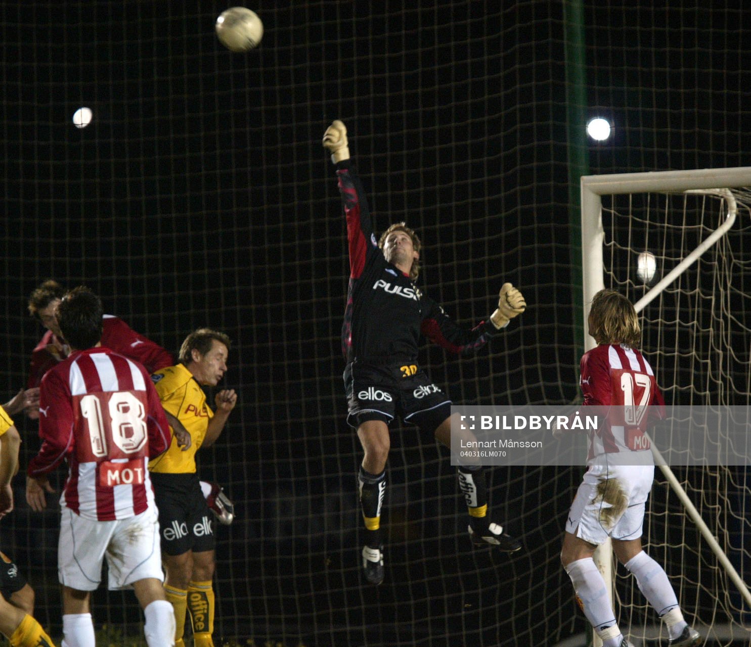 Johan Wiland, målvakt, Elfsborg, boxar ut bollen