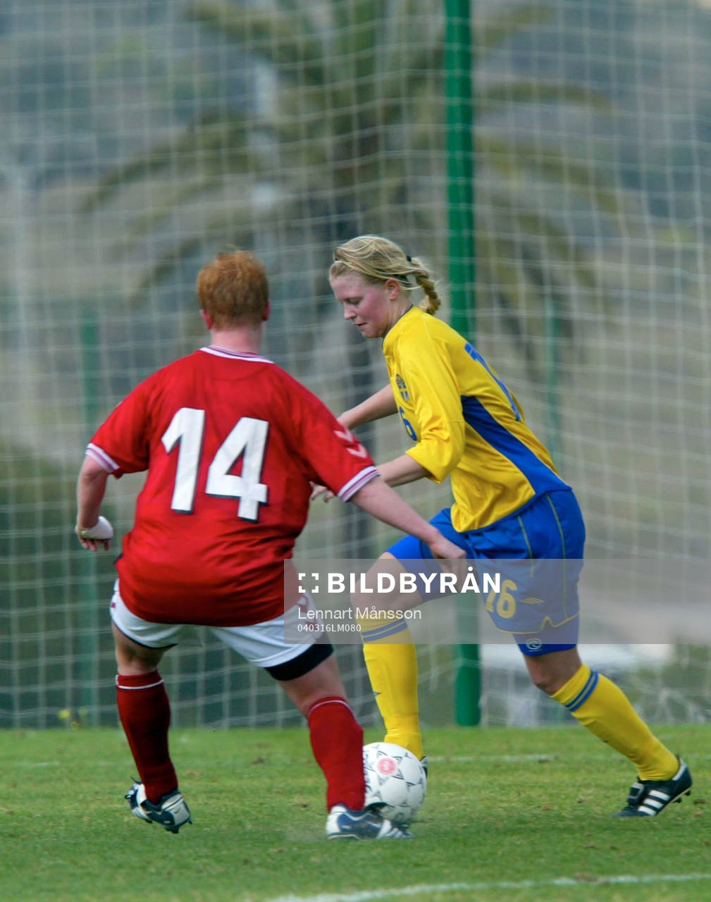  Natalie Tingvall, Bälinge dribblar Stine Pedersen.