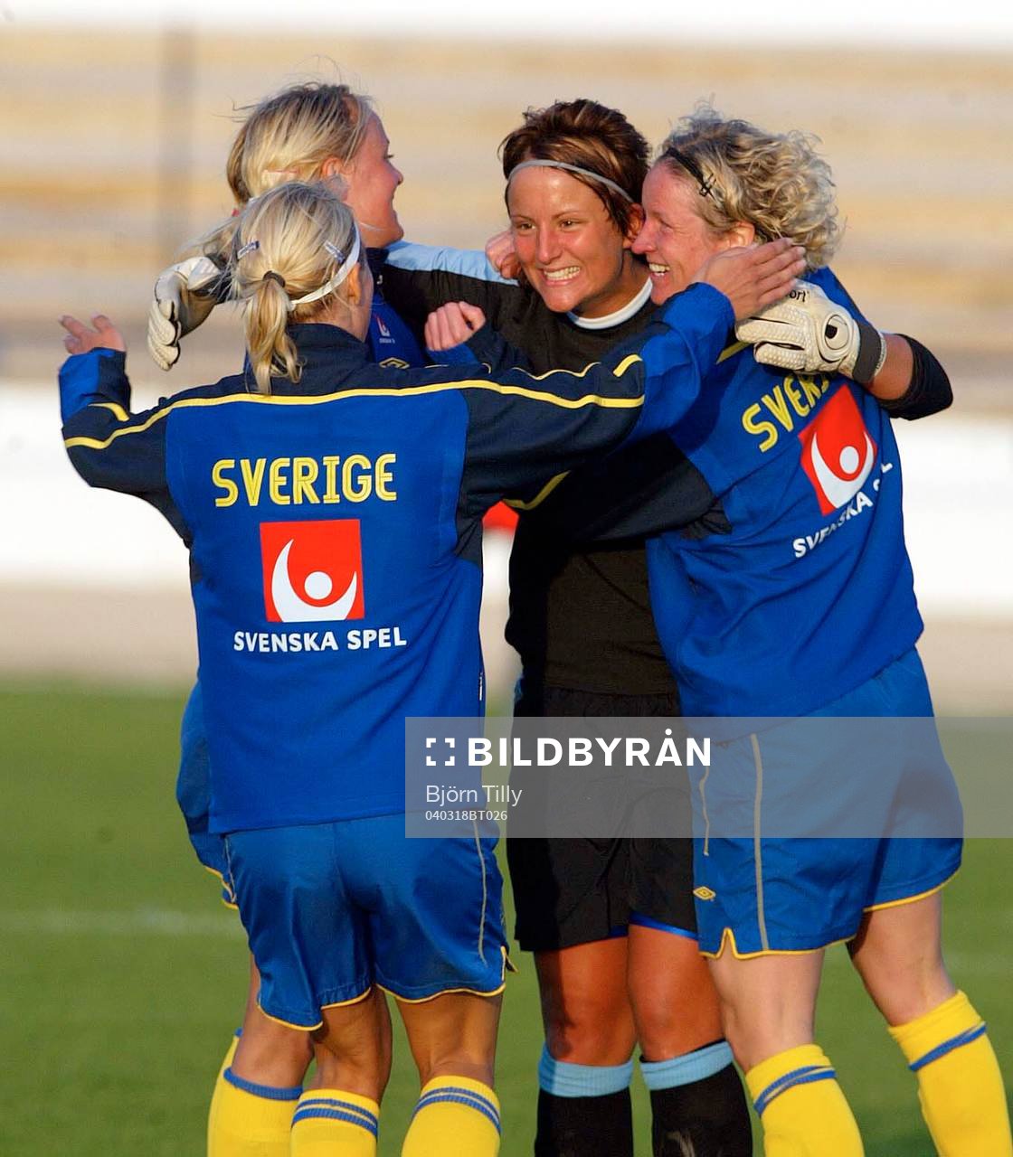 Sofia Lundgren, målvakt, Sverige gratuleras