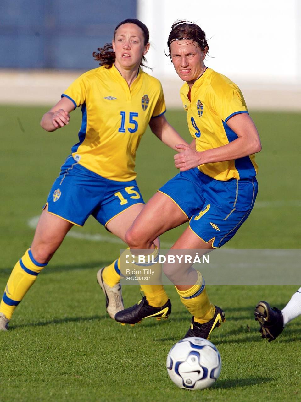Therese Sjögran och 1-0 målskytten Malin Andersson,