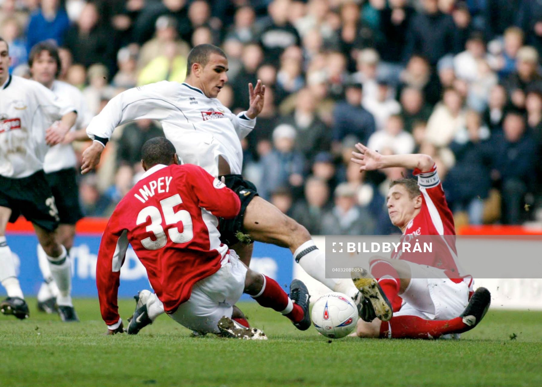  Michael Dawson och Andy Impey, Nottingham tacklar Marcus Tudgay, Derby