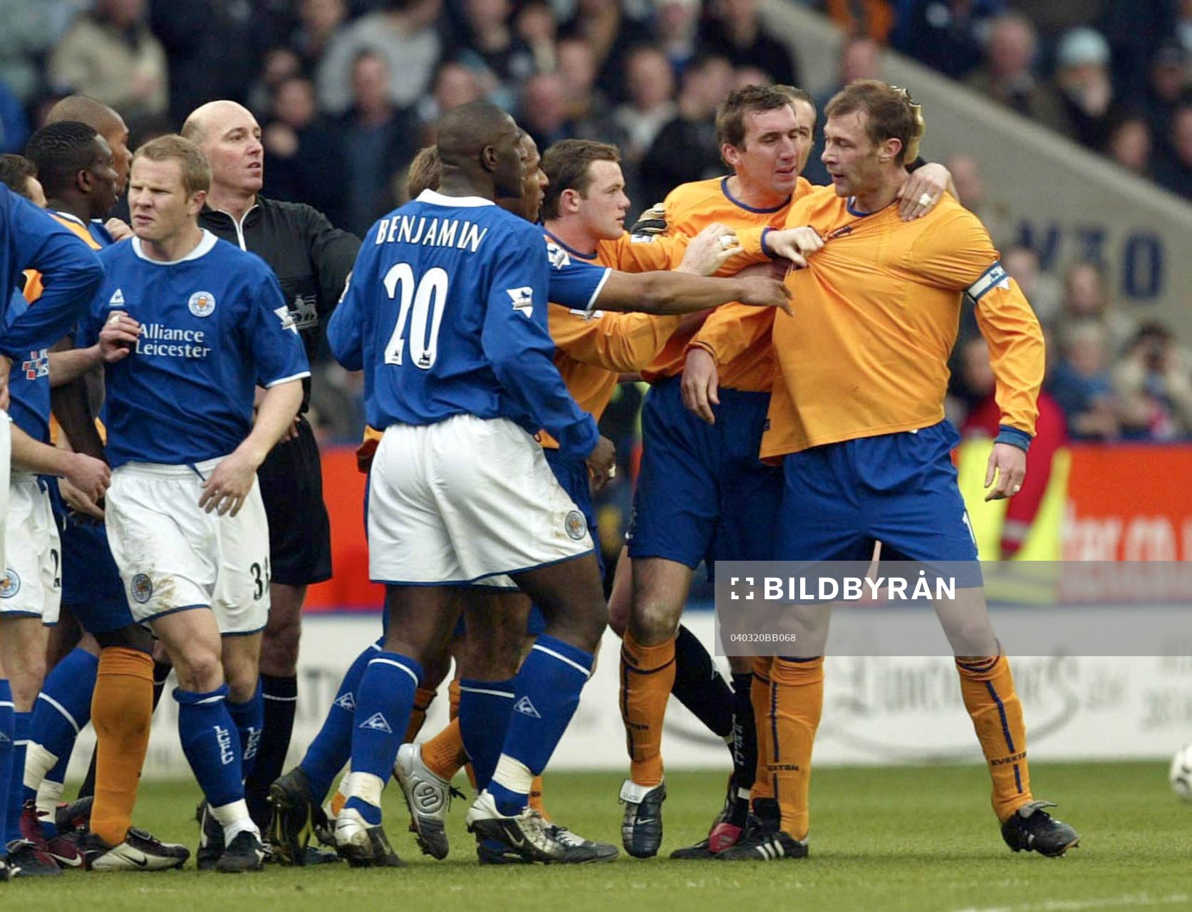  Duncan Ferguson, Everton hålls tillbaka av lagkamrater efter att  ha fått rött kort.
