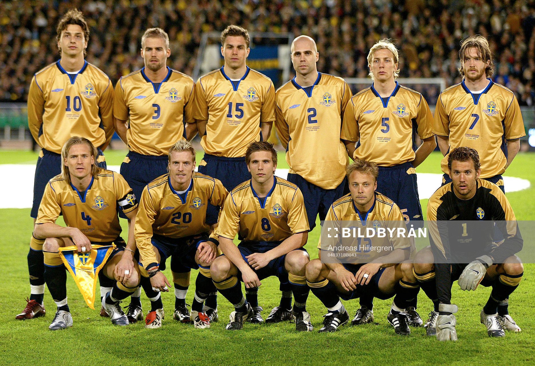 Lagbild, Sverige; Övre raden fr v. Zlatan Ibrahimovic, Olof Mellberg, Johan Elmander, Teddy Lucic, Erik Edman och Mikael Nilsson. Nedre raden fr v. Johan Mjällby, Christian Wilhelmsson, Anders Svensson, Anders Andersson och Andreas Isaksson