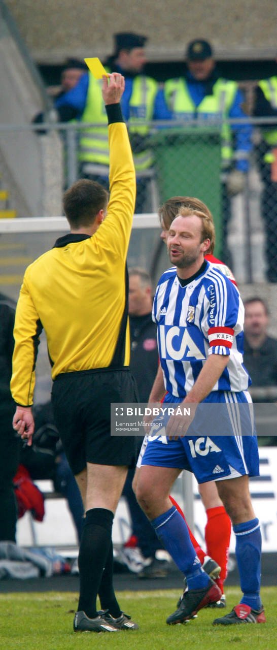 Håkan Mild. Gult kort, domare, varning