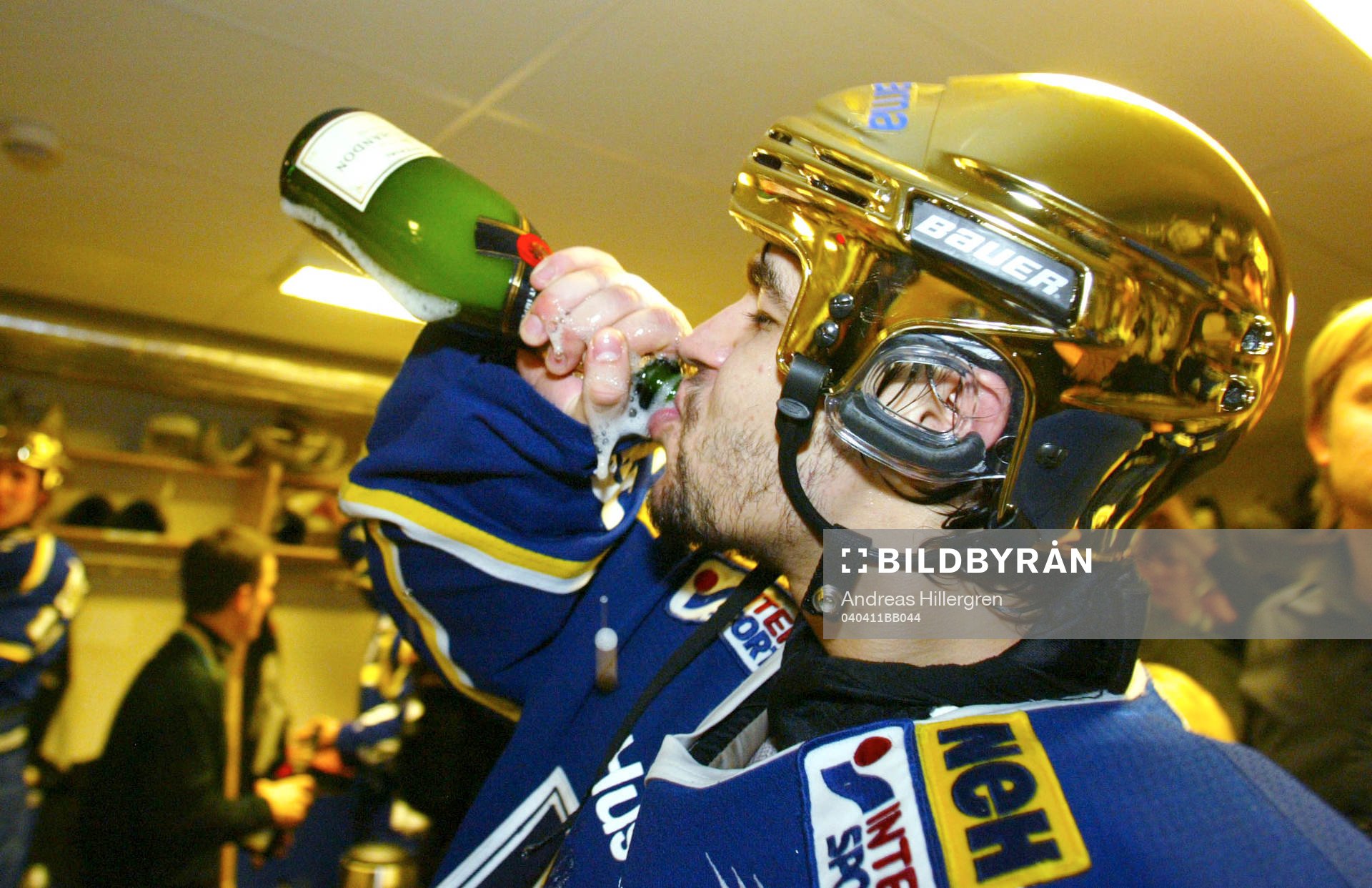 SM-guld till HV71 (Guld) Stefan Liv firar med champange