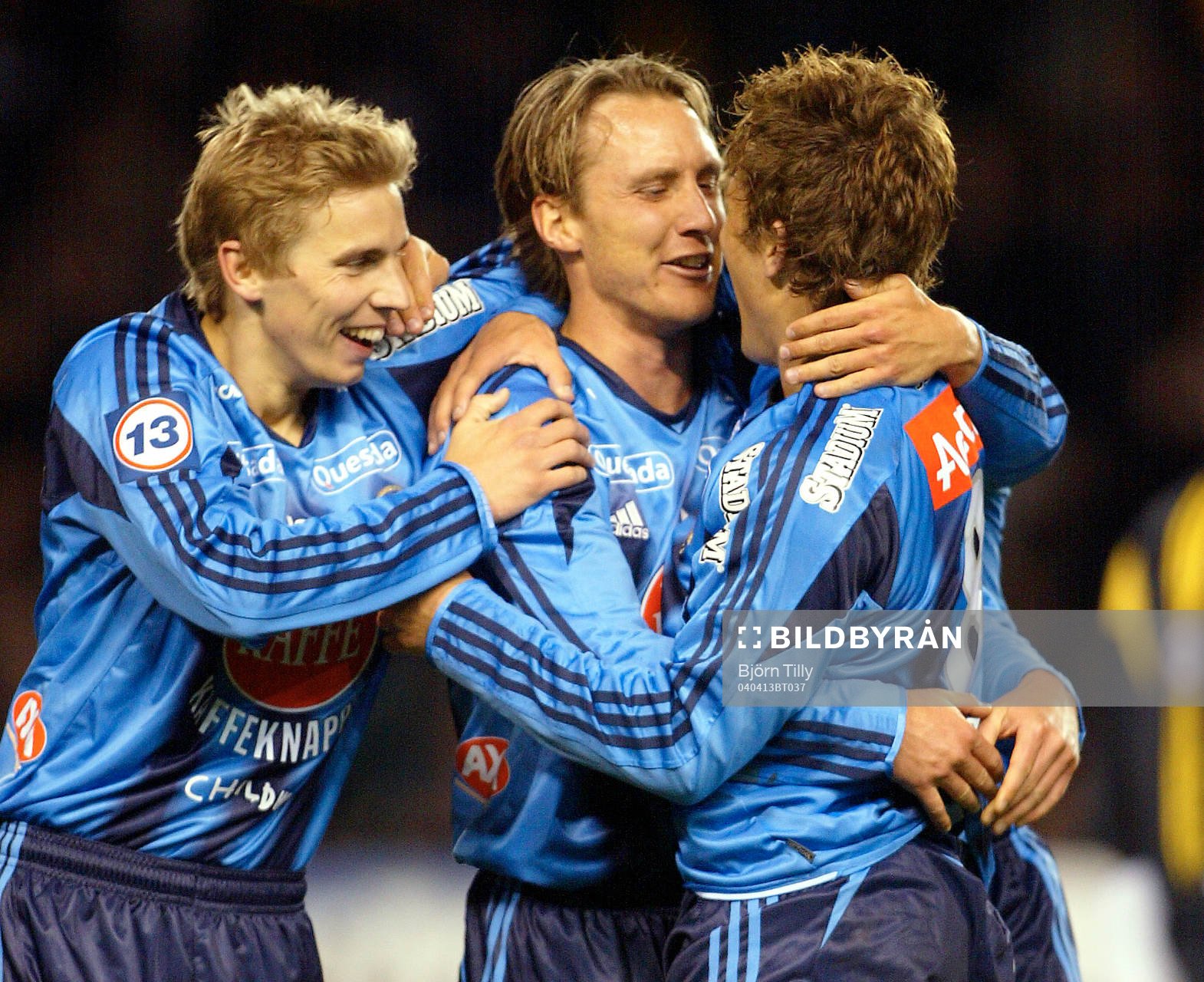 Stefan Bergtoft och Tobias Hysén gratulerar Andreas Johansson, Djurgården efter 3-1 målet. Jubel.