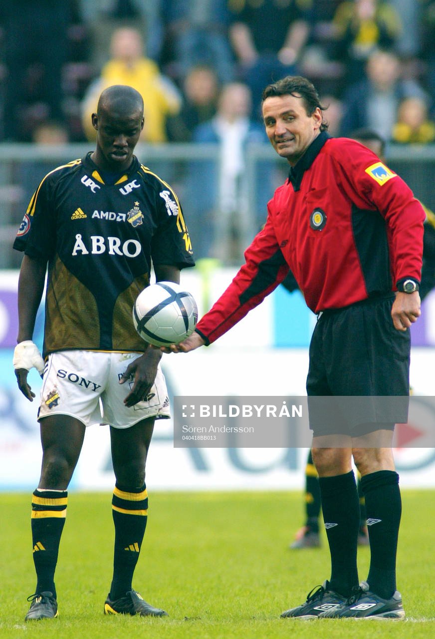 Pa Modou Kah, AIK och Miro Ukalovic, domare, nedsläpp,