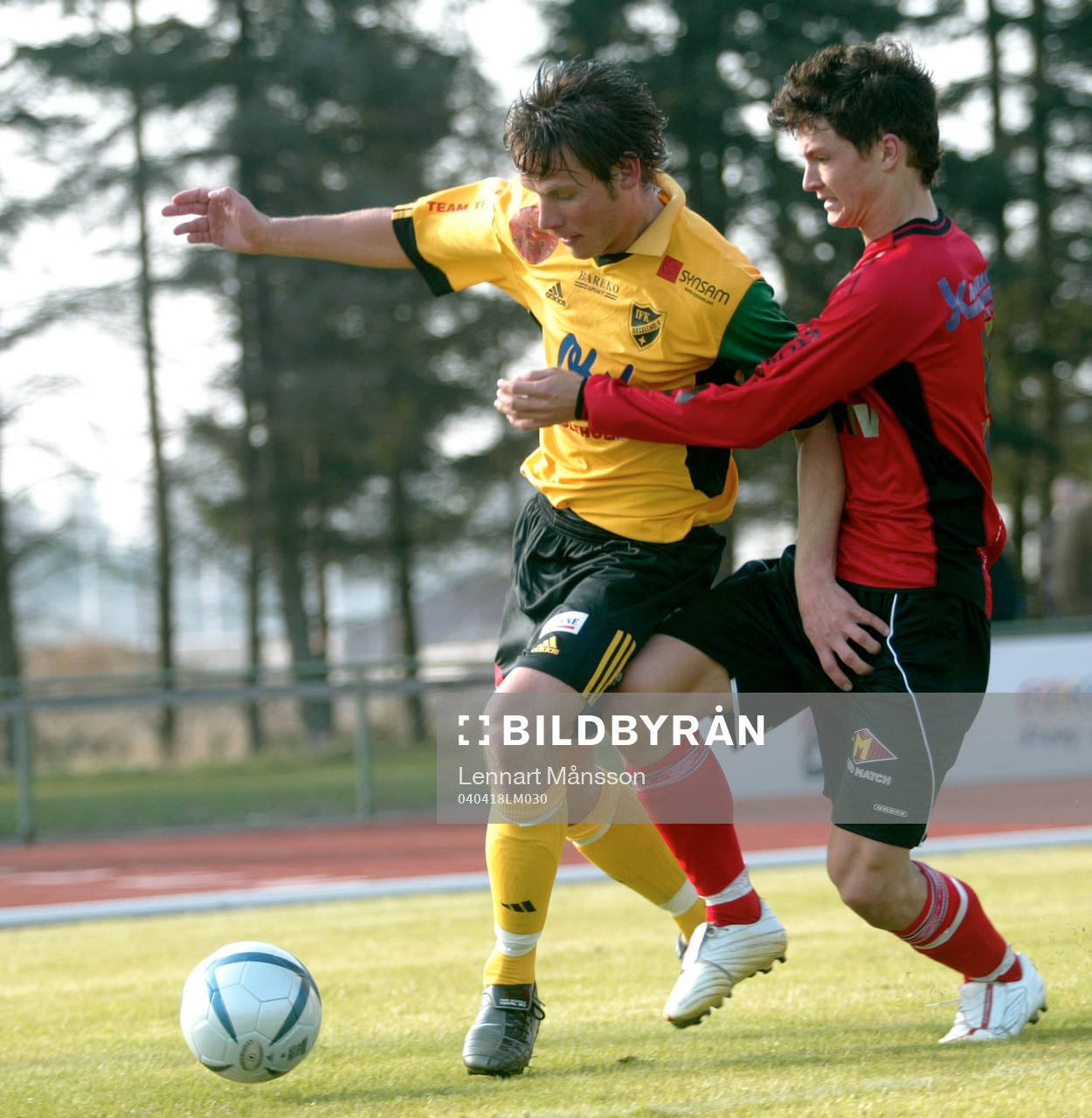 Mjällbys William Leandersson försöker stoppa Alexander
