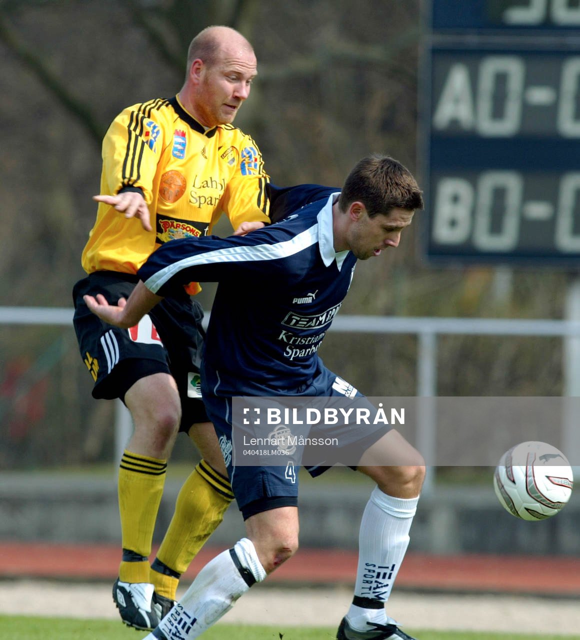 Mikael Thomasson trycks i ryggen av Peter Andersson