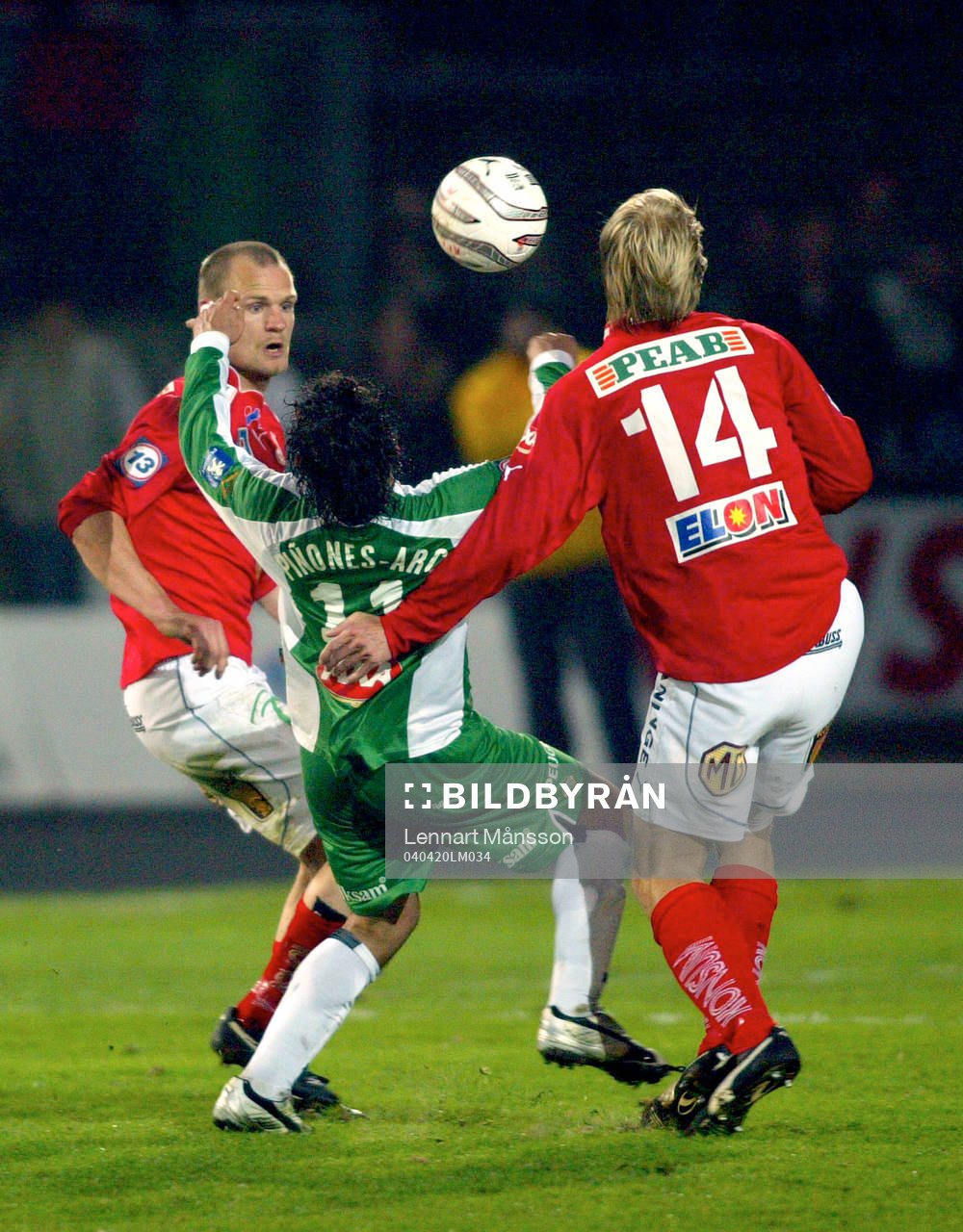 Nedtagning, Pablo Pinones-Arce tar ner bollen mellan två