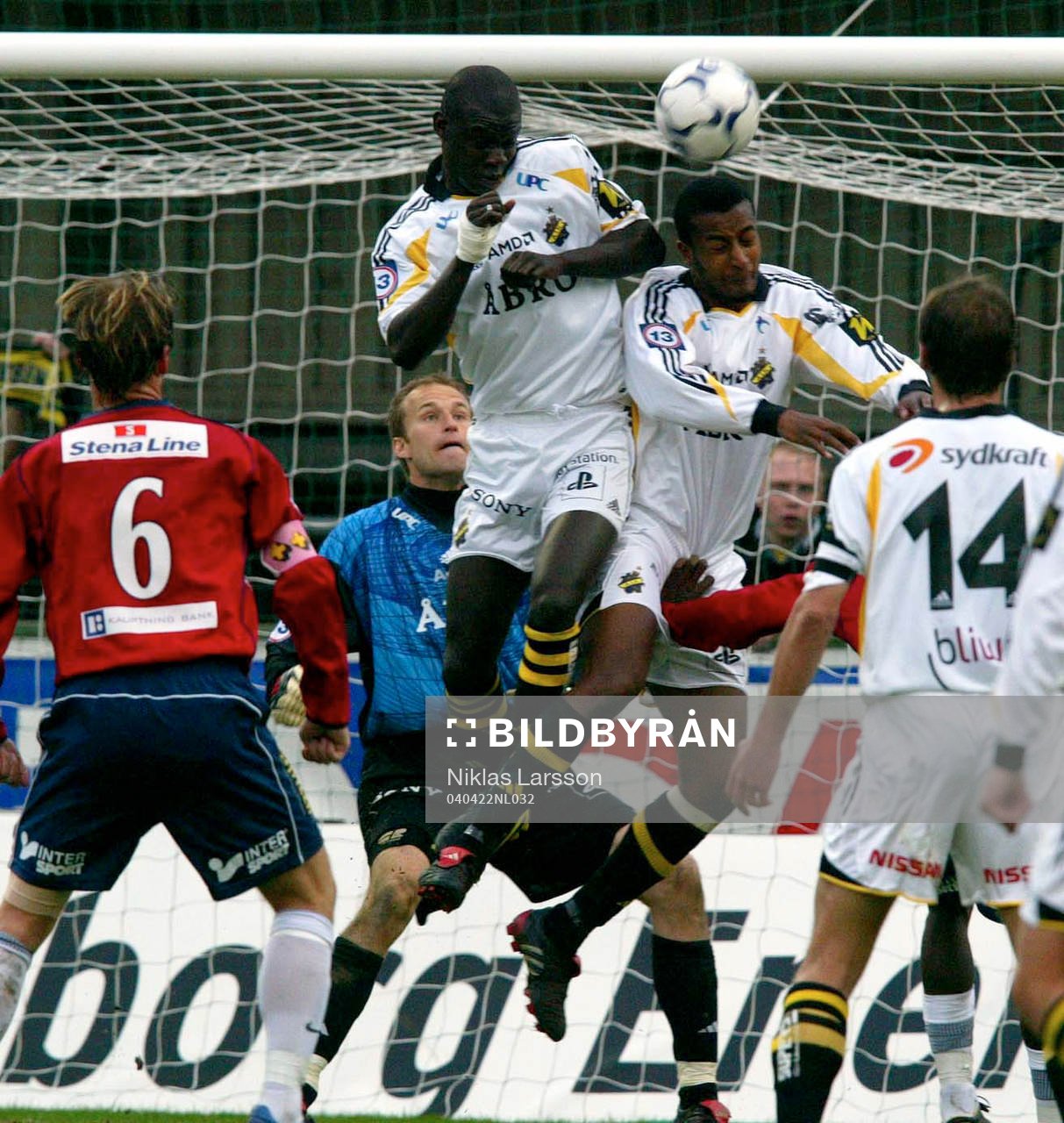 Pa-Modou Kah och Benjamin Kibebe, AIK krockar