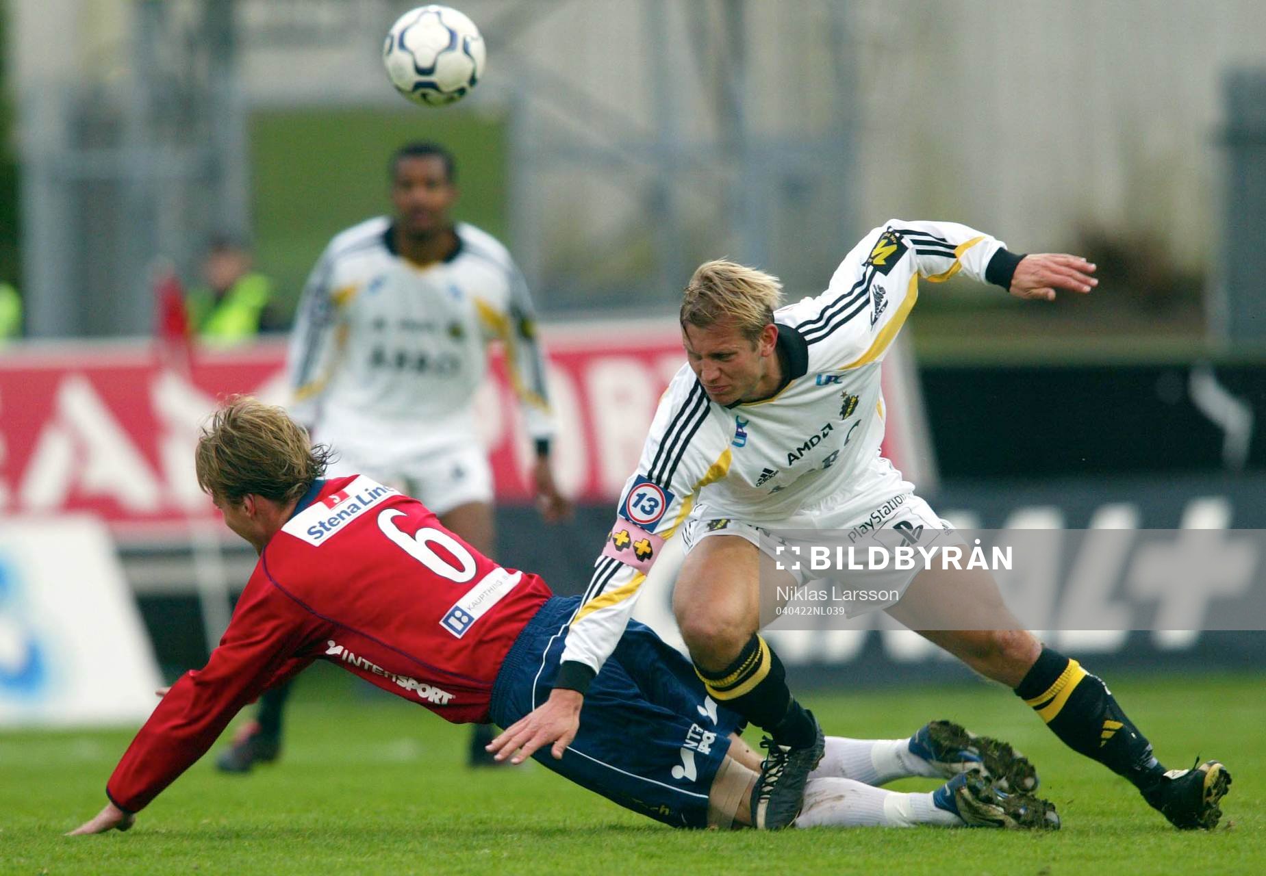 Martin Åslund tacklar Markus Johannesson