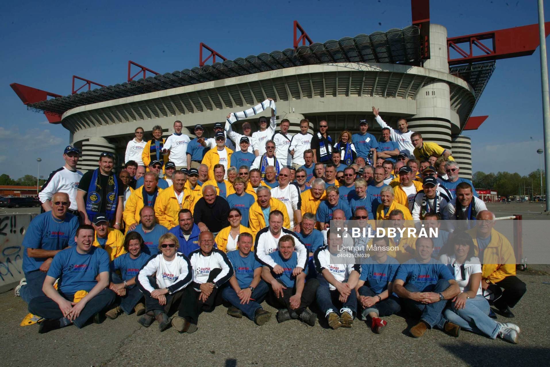 Hela gänget samlat framför Guiseppo Meazza (San Siro)