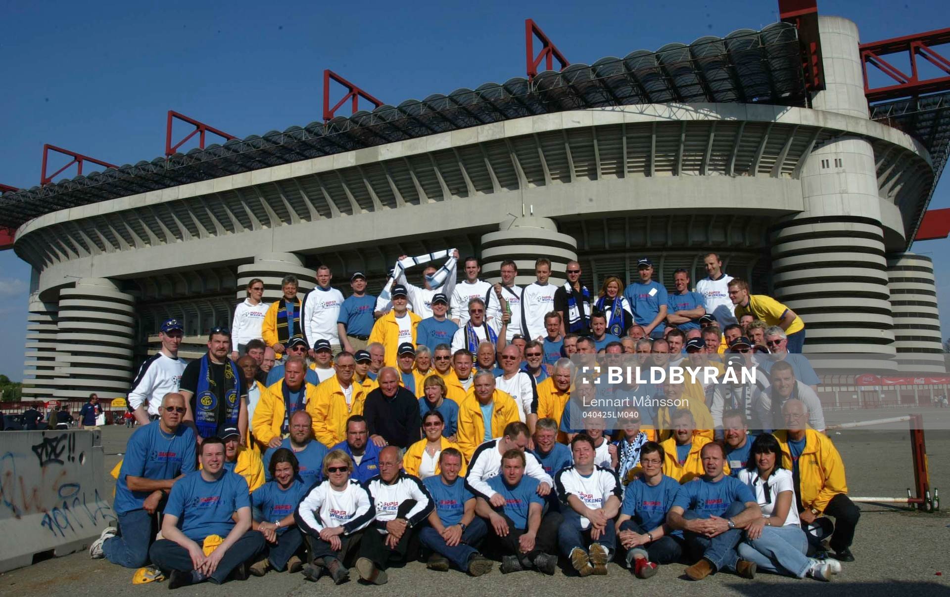 Hela gänget samlat framför Guiseppo Meazza (San Siro)