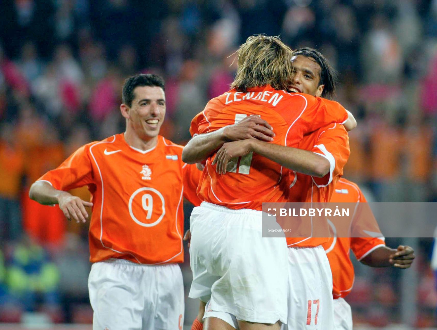 Pierre van Hooijdonk jubel med Boudewijn Zenden, Holland