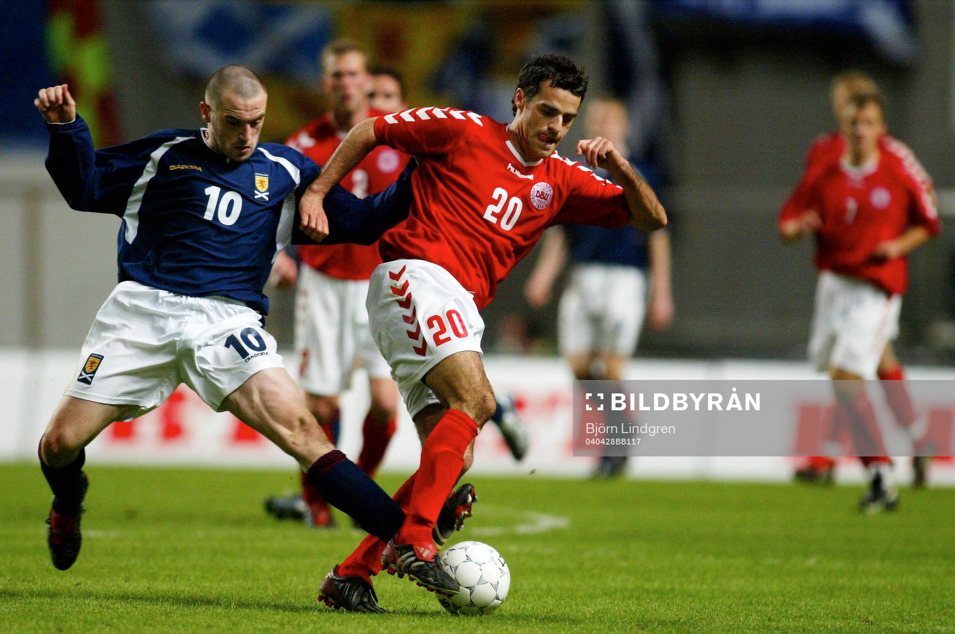 James McFadden, Skottland och Kenneth Perez, Danmark