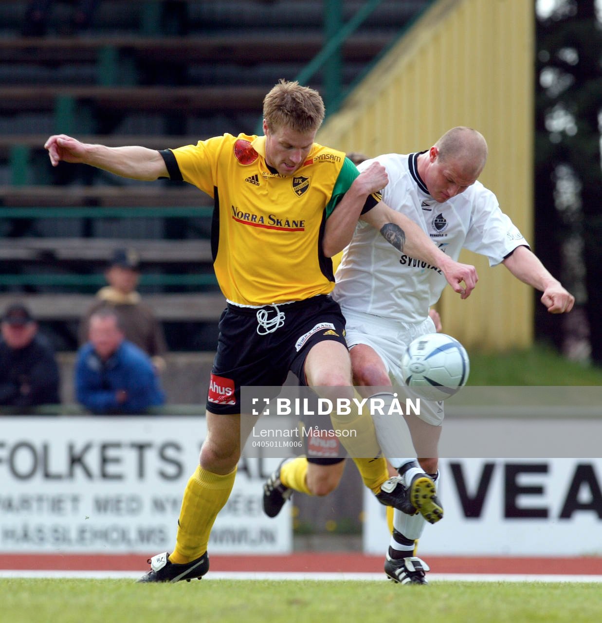  Fredrik Hana Andersson i kamp med Tony Holgersson.