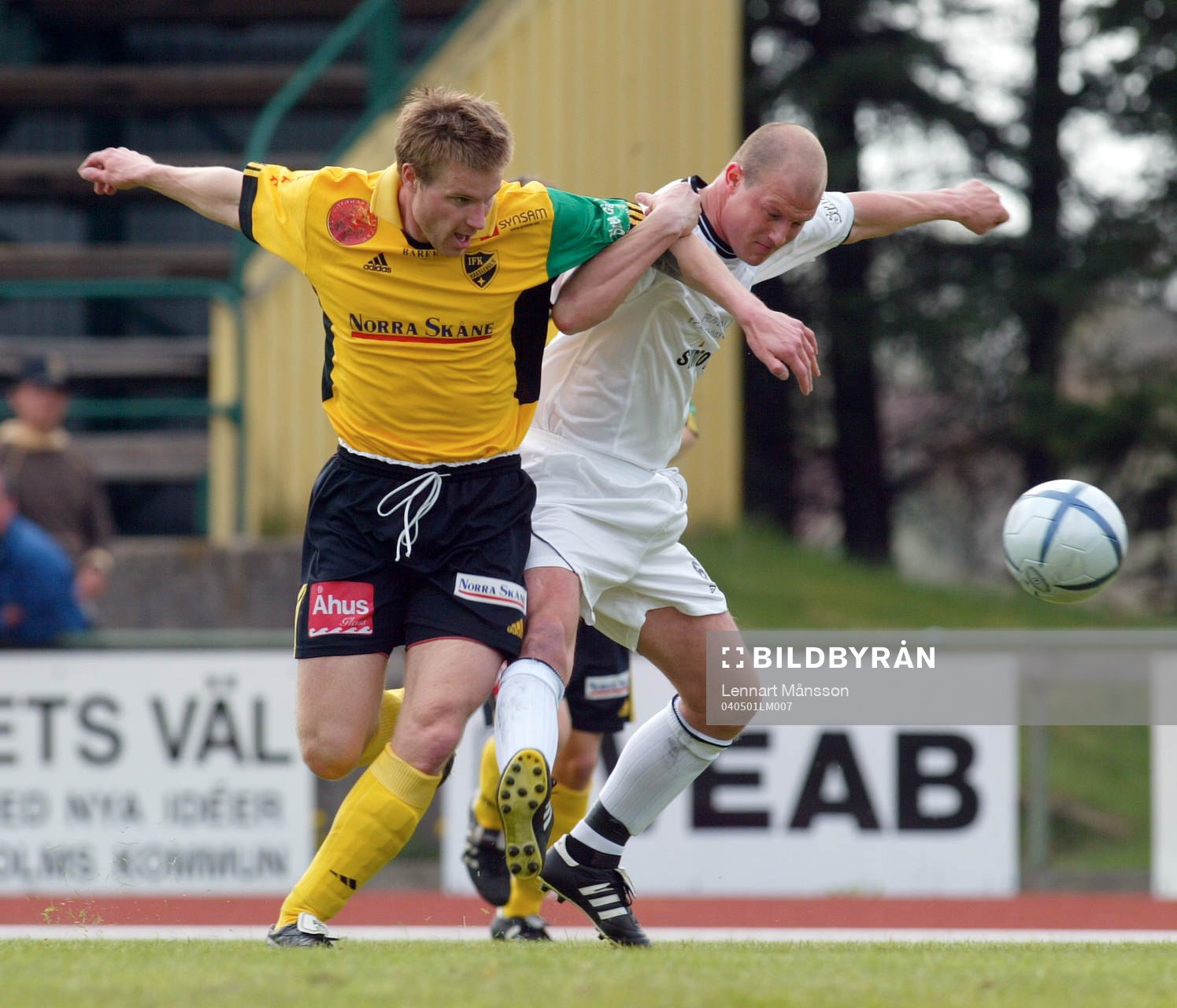  Fredrik Hana Andersson i kamp med Tony Holgersson.