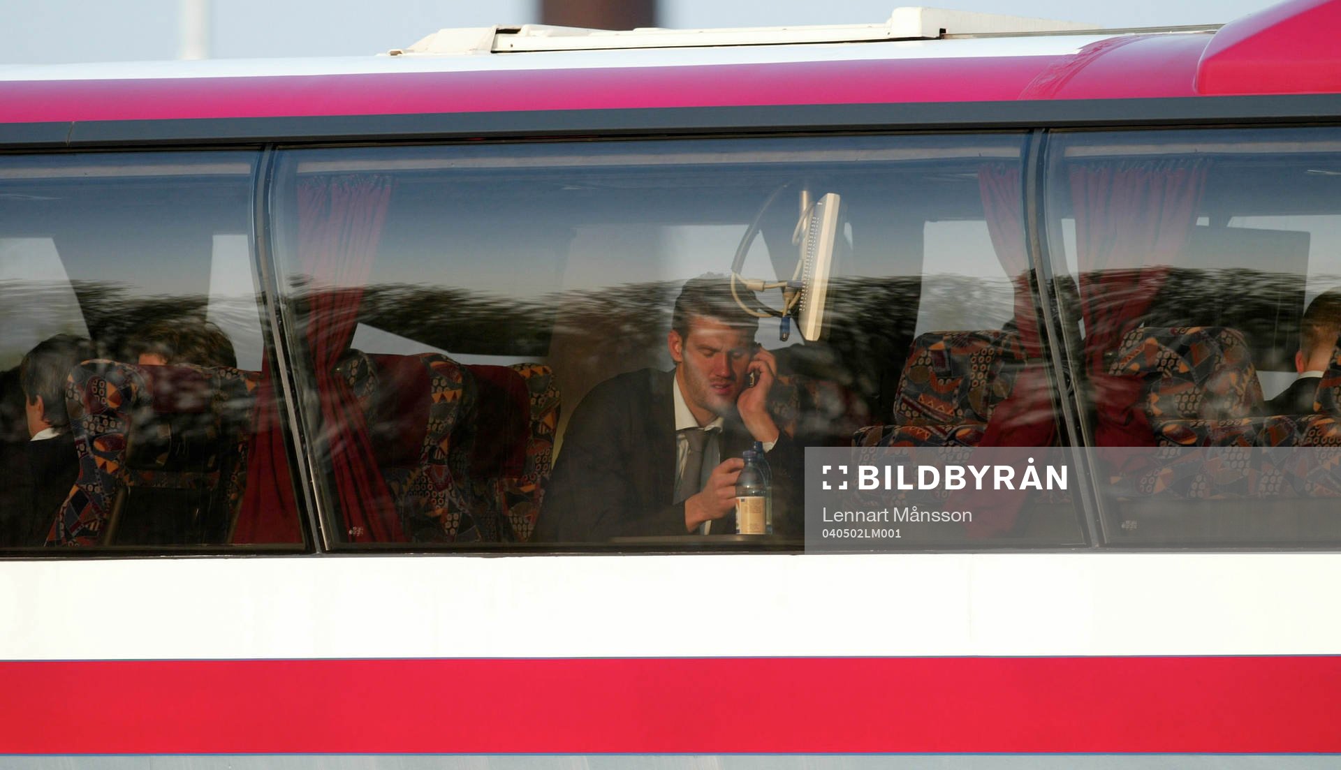 Andreas Isaksson i bussen på väg hem