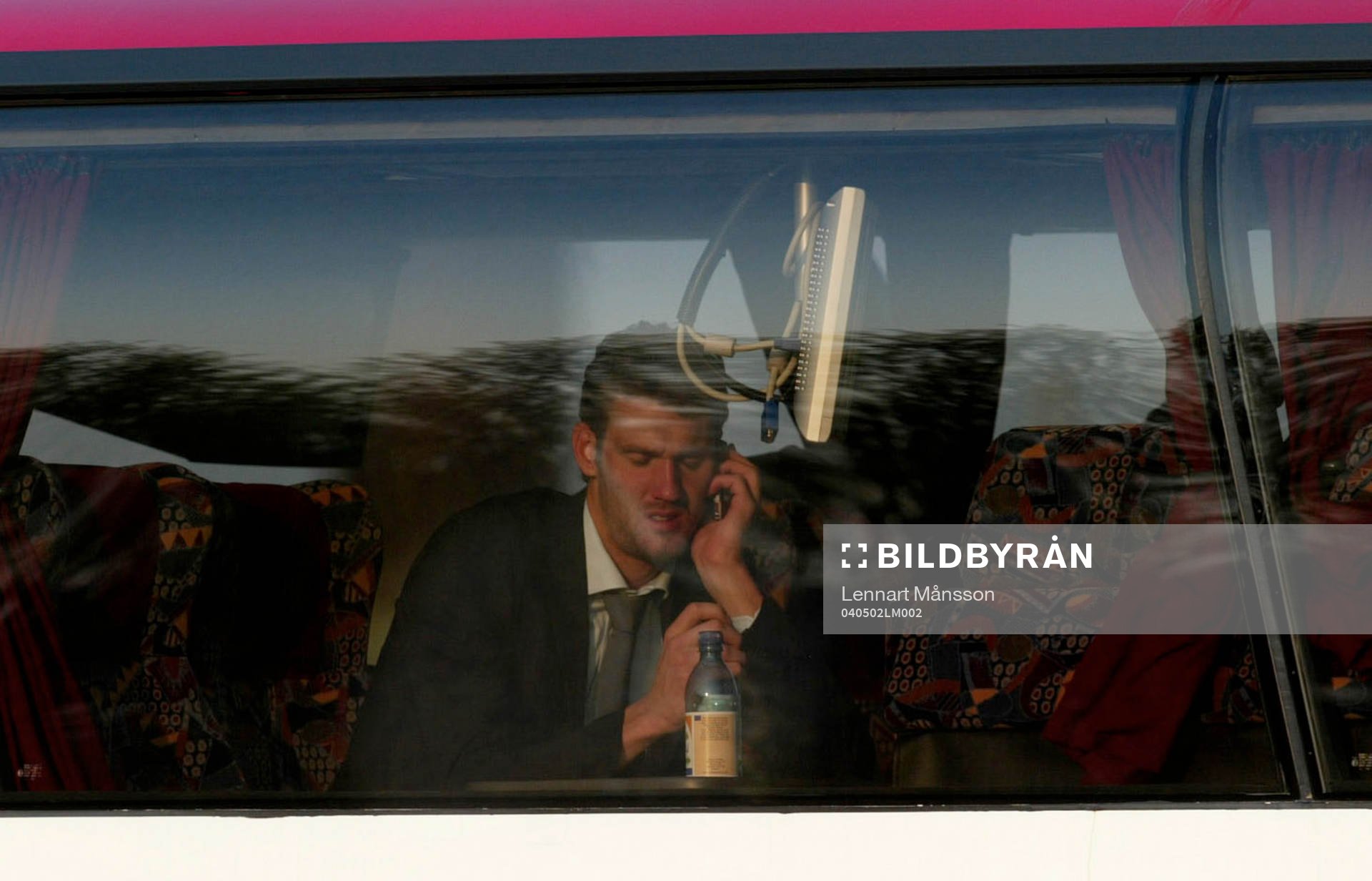 Andreas Isaksson i bussen på väg hem