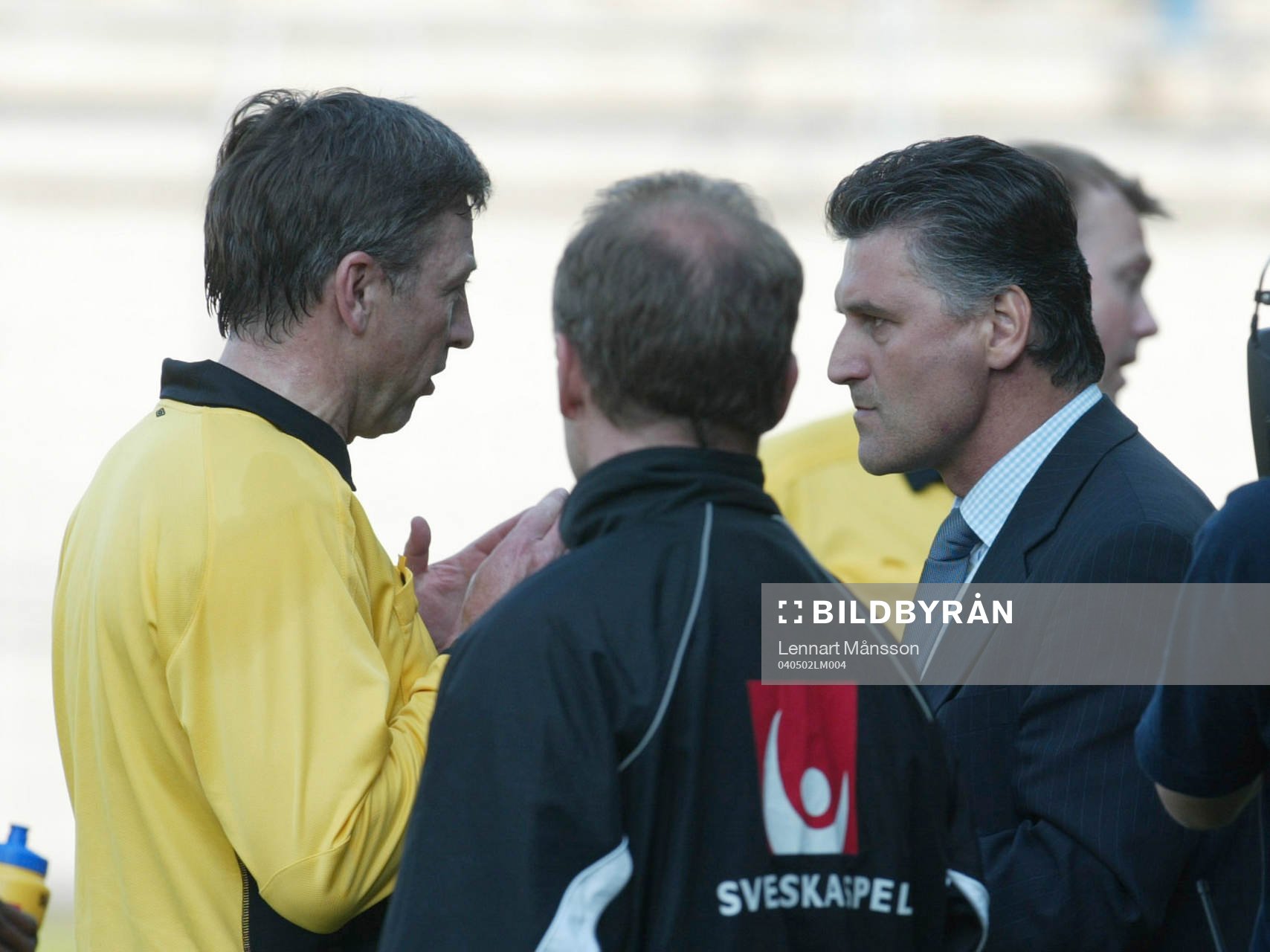 Zoran Lucic ser förbannad ut i samtal med domaren Leif