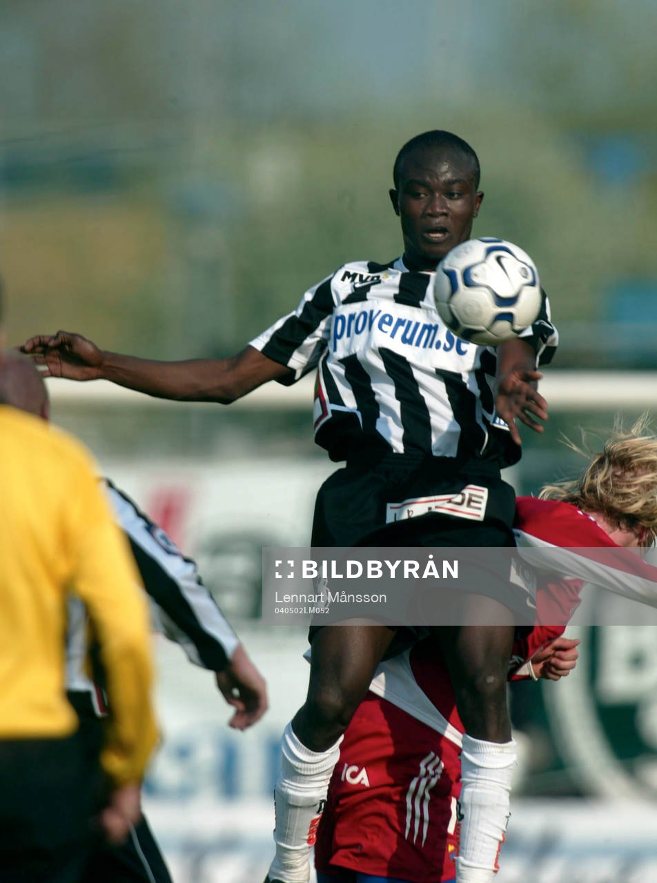 Jones Kusi Asare tar ner bollen
