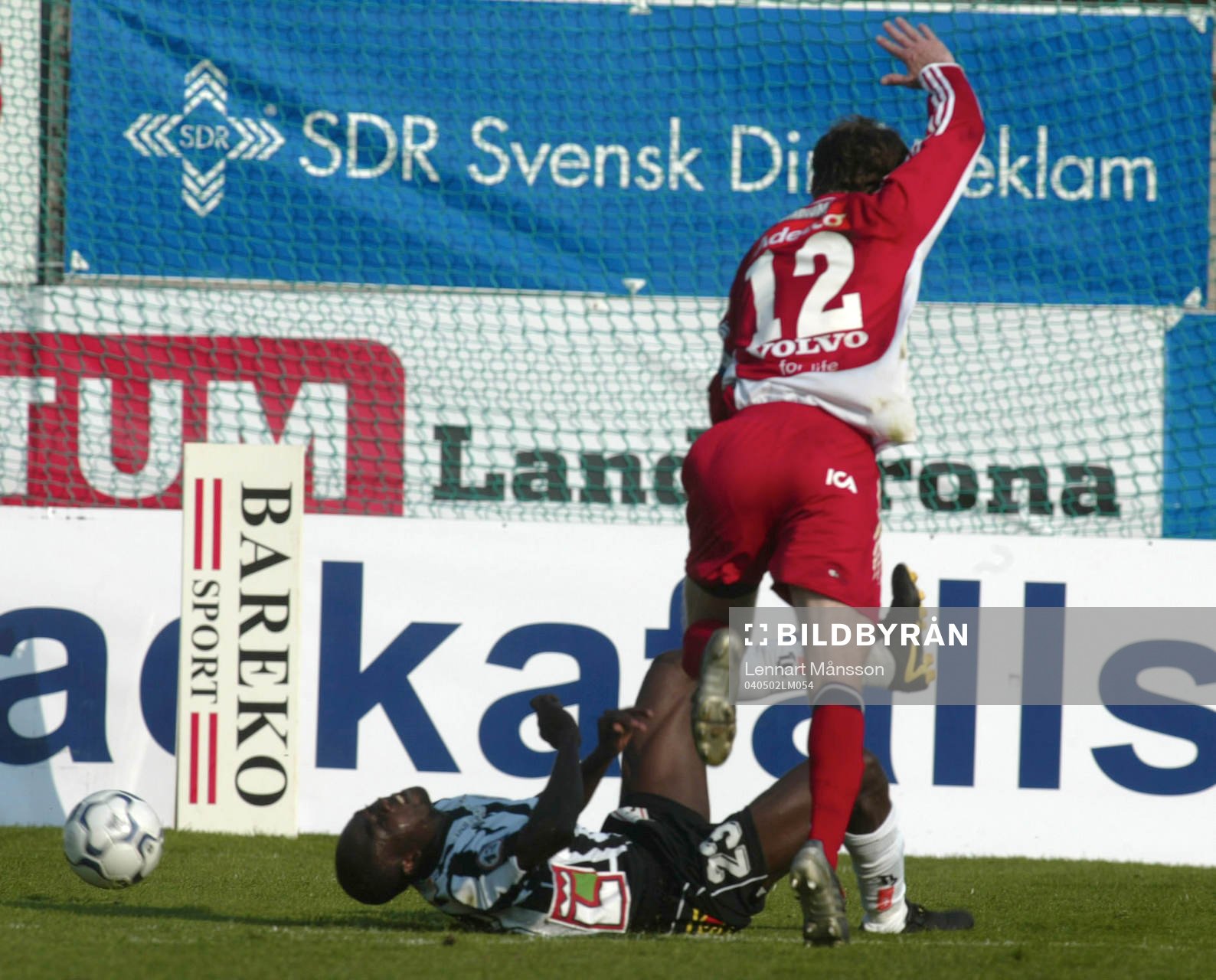 Utvisning, Marcus Karlsson vräker omkull Jones Kusi Asare