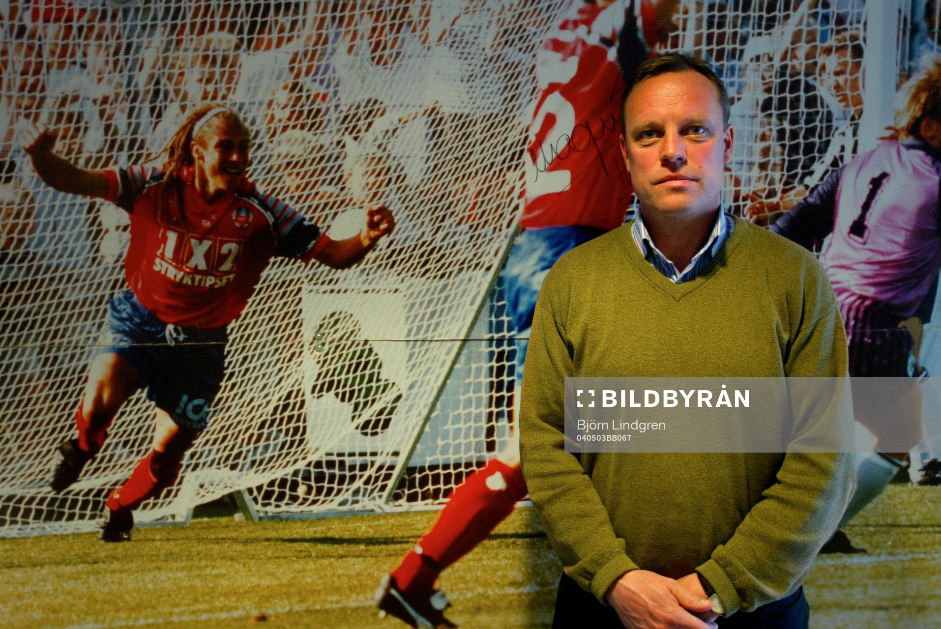 Hans Carell, sportchef Helsingborgs IF framför väggtapet