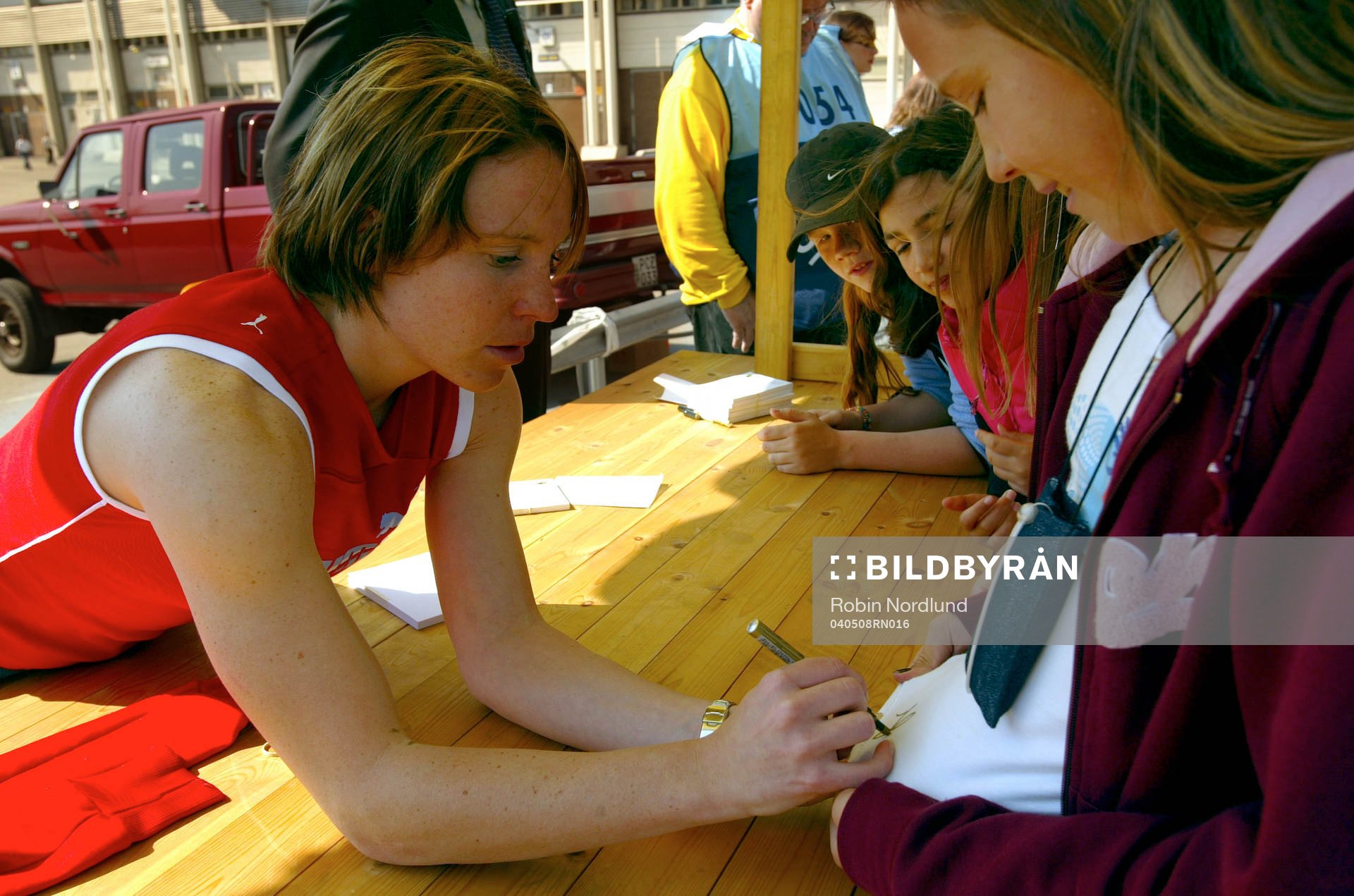 Hanna Ljungberg skriver autografer